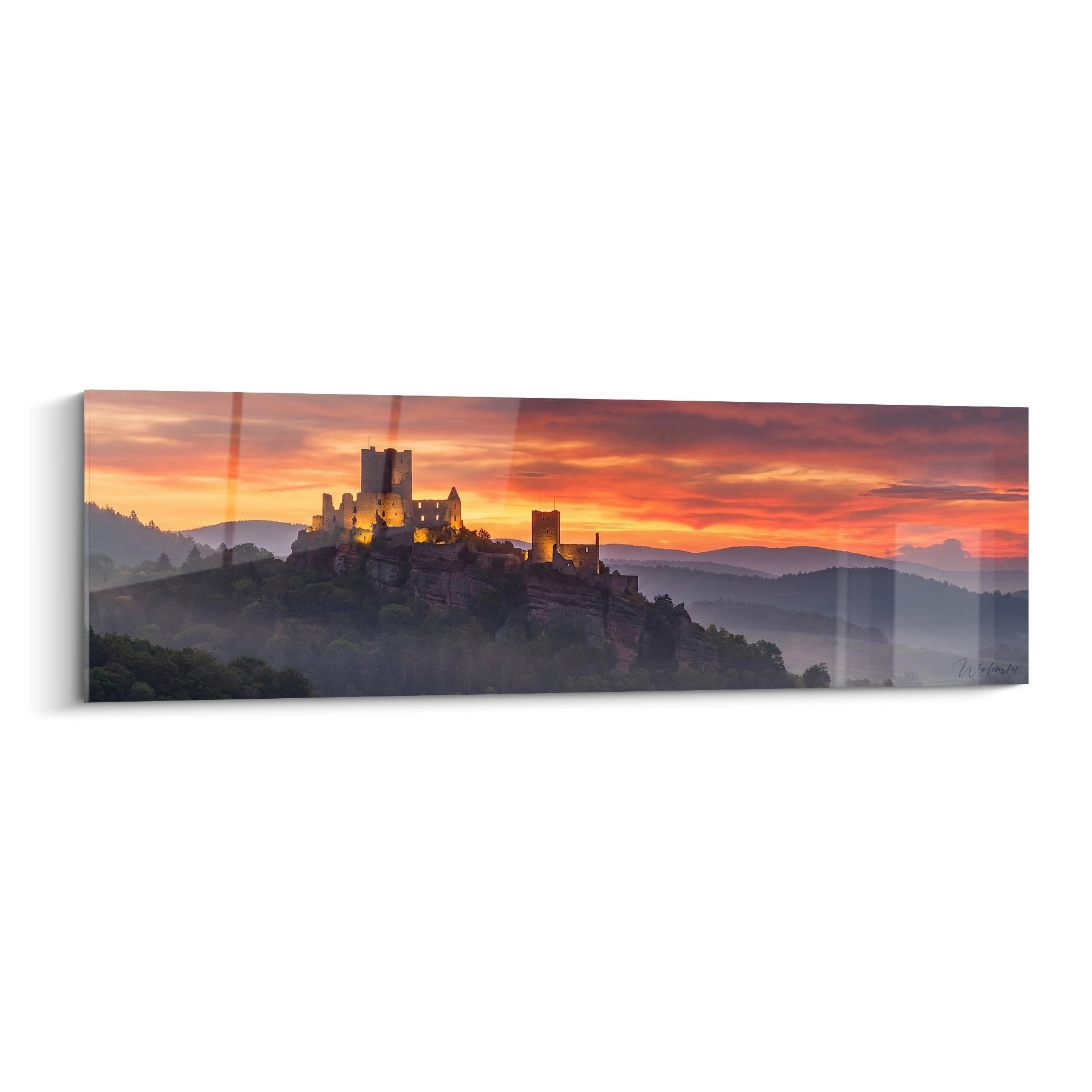 Tableau panoramique château alsacien au coucher de soleil sur colline brumeuse avec ciel orange et rouge