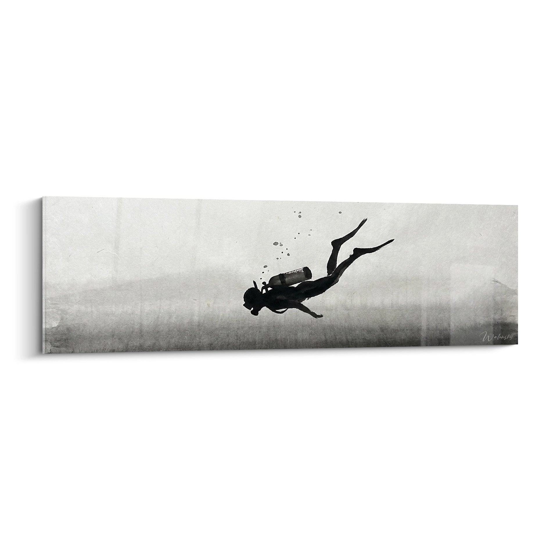 Tableau noir et blanc d'un plongeur en apesanteur sous l'eau avec bulles d'air, format panoramique