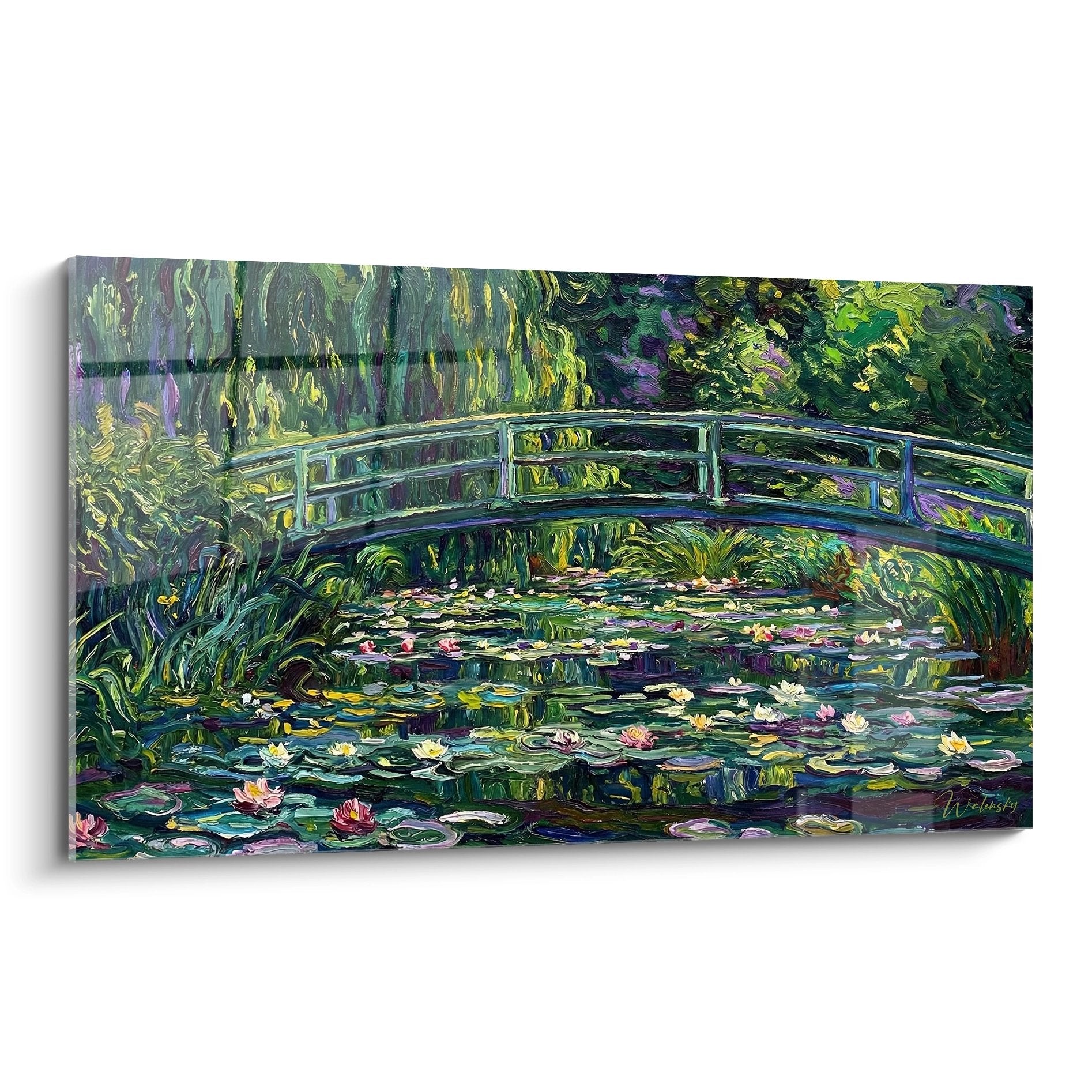 Tableau impressionniste représentant un pont japonais au-dessus d'un bassin de nénuphars dans un jardin luxuriant