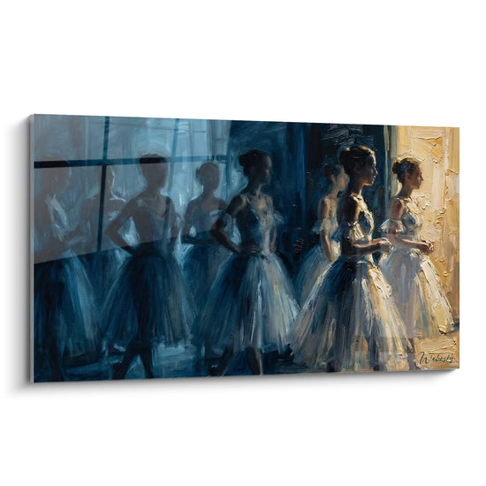 Quadro moderno di ballerine in tutu di fronte a specchio in studio di danza, riflessi multipli, tonalità blu e dorate