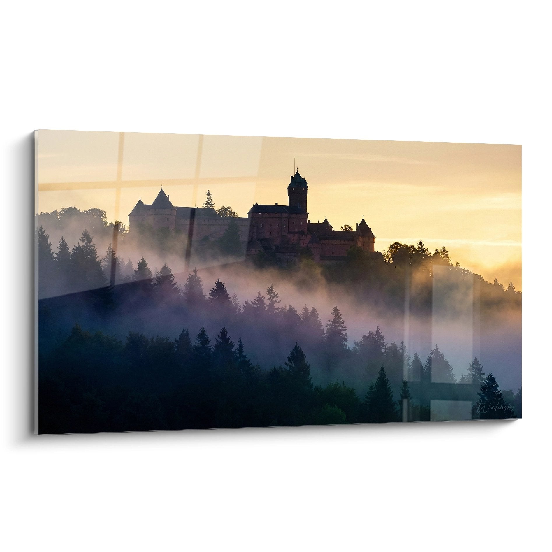 Tableau du château du Haut-Koenigsbourg dans les brumes matinales dorées, paysage alsacien mystique