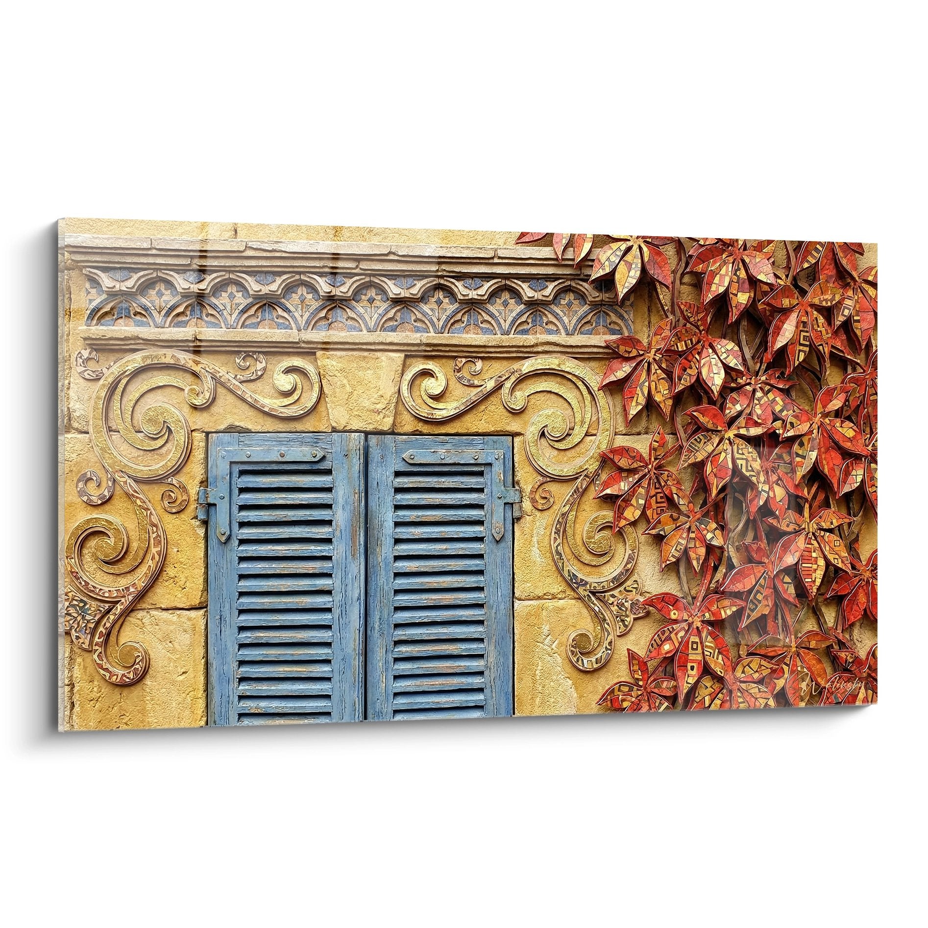 Facade provencale pierre doree volets bleus persiennes vigne vierge automne rouge sculpture ornements