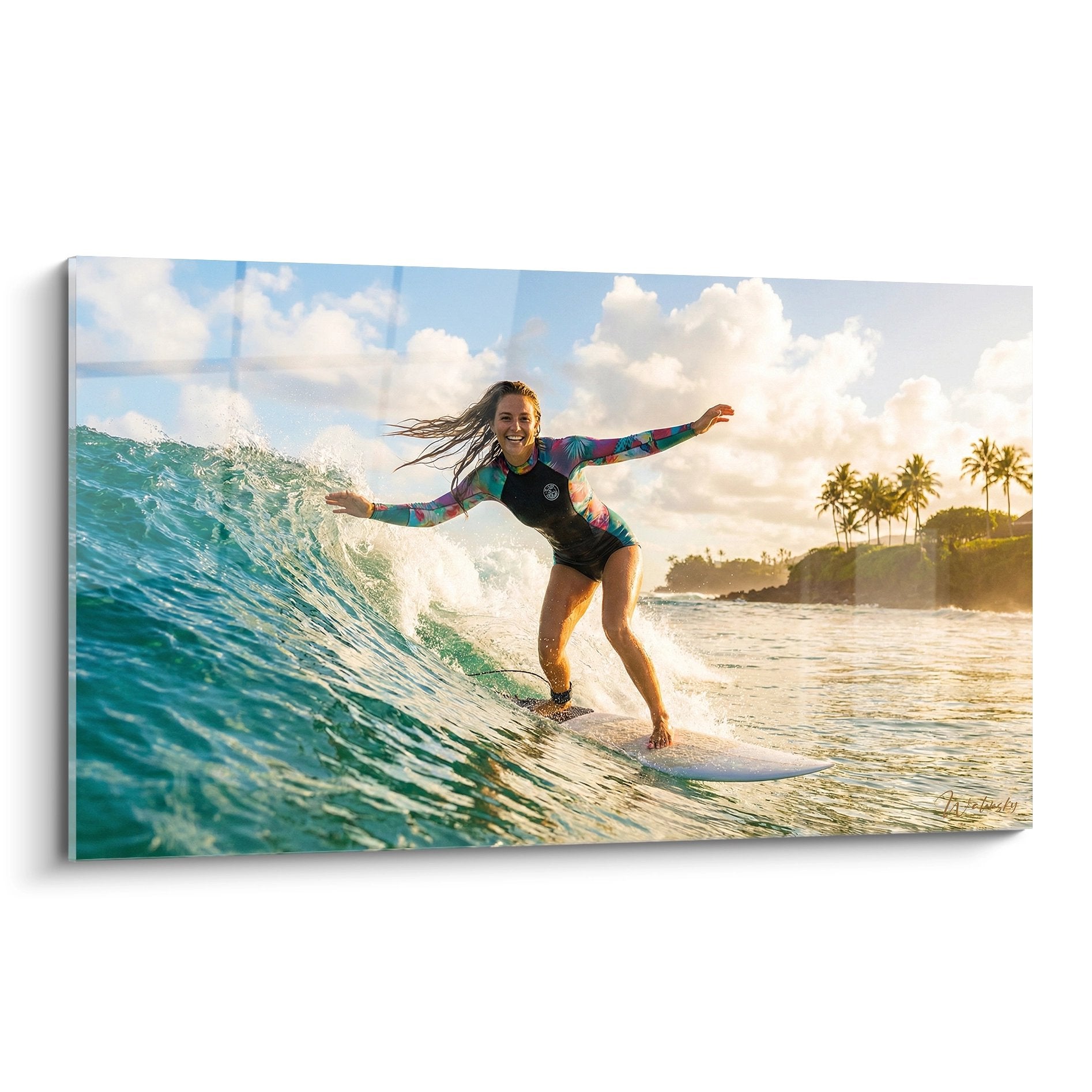 Tableau surf montrant une surfeuse souriante glissant sur une vague turquoise avec palmiers tropicaux en arrière-plan