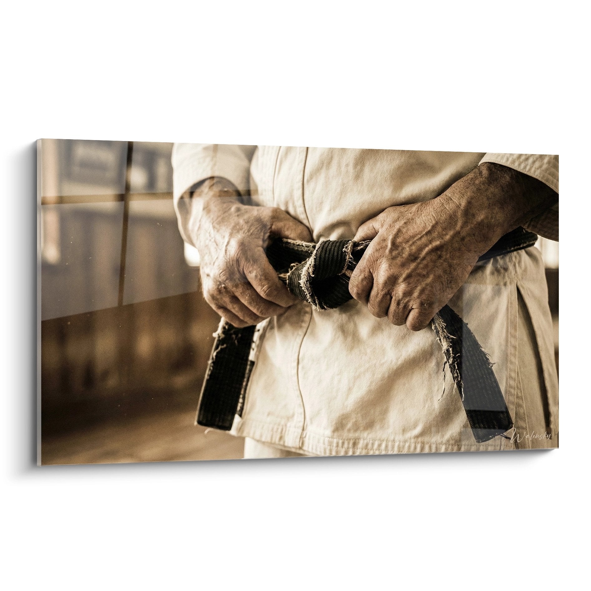 Mains de maitre karate ajustant ceinture noire sur kimono blanc traditionnel tableau decoration murale