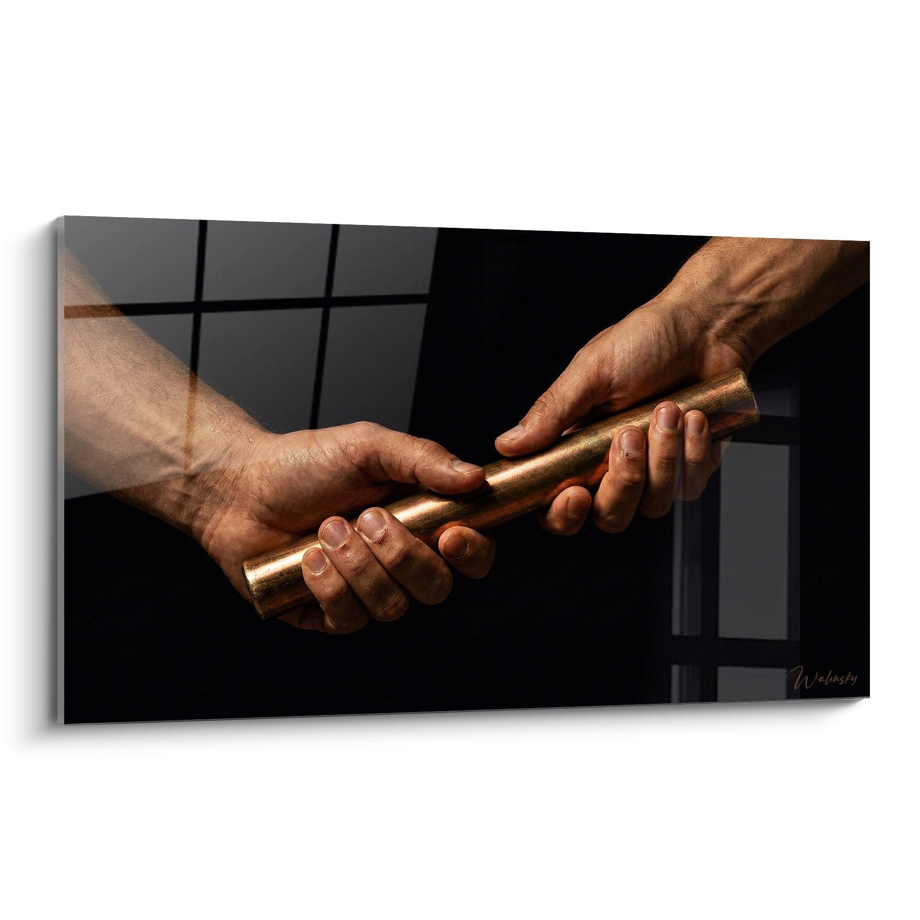 Tableau mural montrant la transmission du témoin doré entre deux mains d'athlètes en relais sur fond sombre