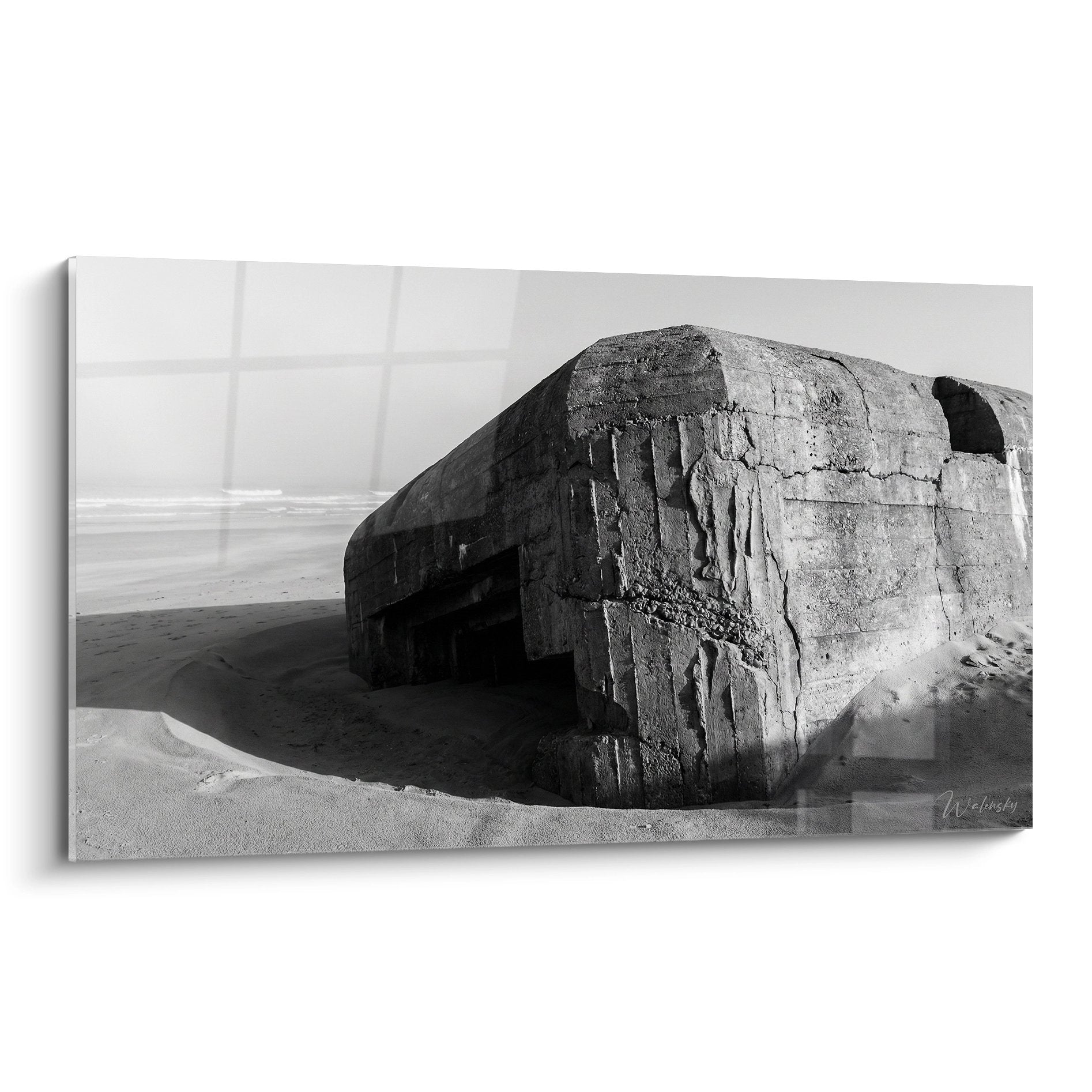 Tableau noir et blanc d'un blockhaus du Mur Atlantique sur une plage de Normandie, vestige historique du Débarquement