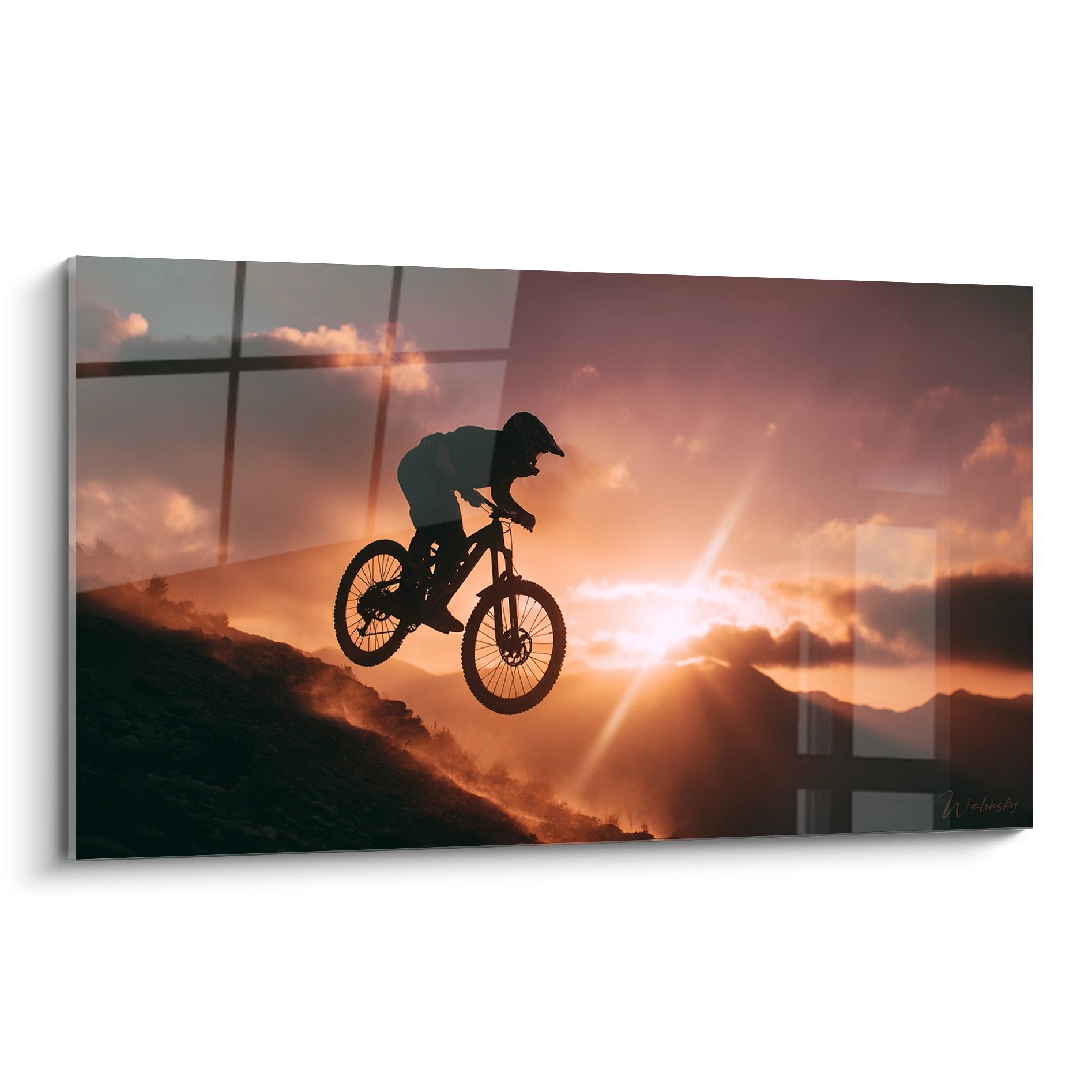 Tableau mural VTT vététiste en saut spectaculaire au coucher de soleil avec montagnes en arrière-plan
