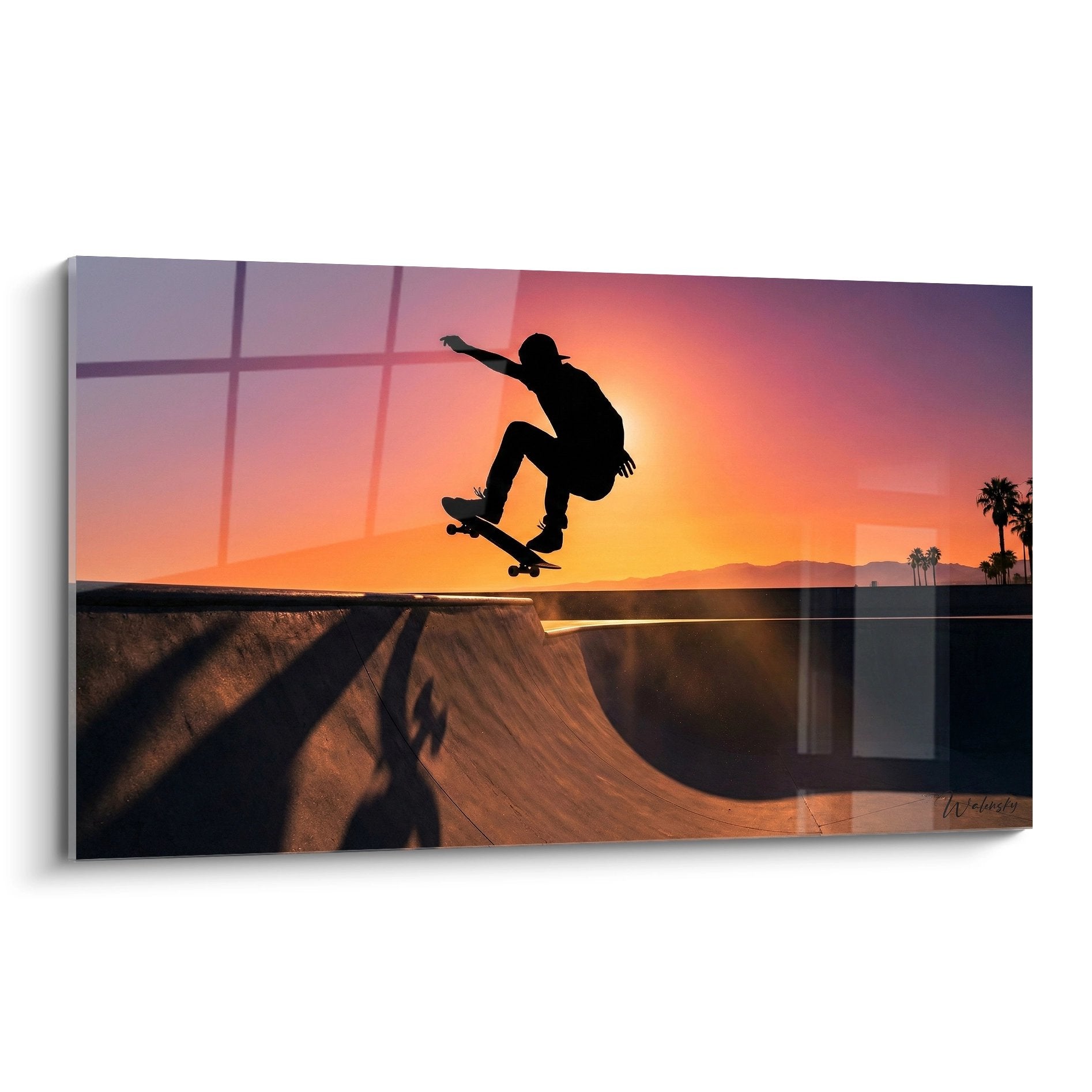 Tableau skateboard silhouette skateur en action dans bowl au coucher de soleil avec palmiers en arriere-plan