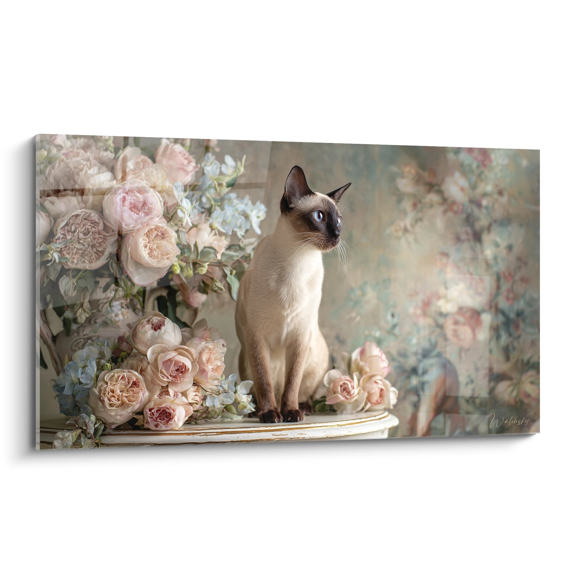 Chat Balinais aux yeux bleus assis elegamment parmi des roses roses et blanches sur fond vintage fleuri