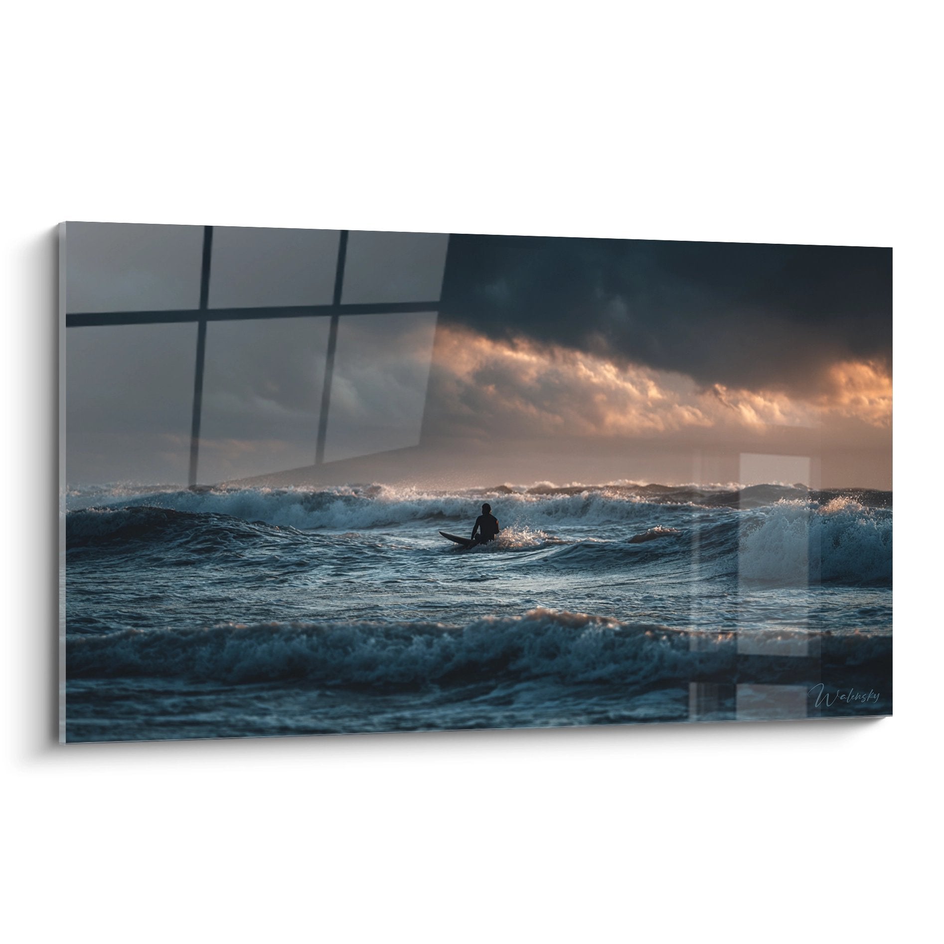 Tableau mural surfeur solitaire naviguant sur vagues écumantes sous ciel orageux doré