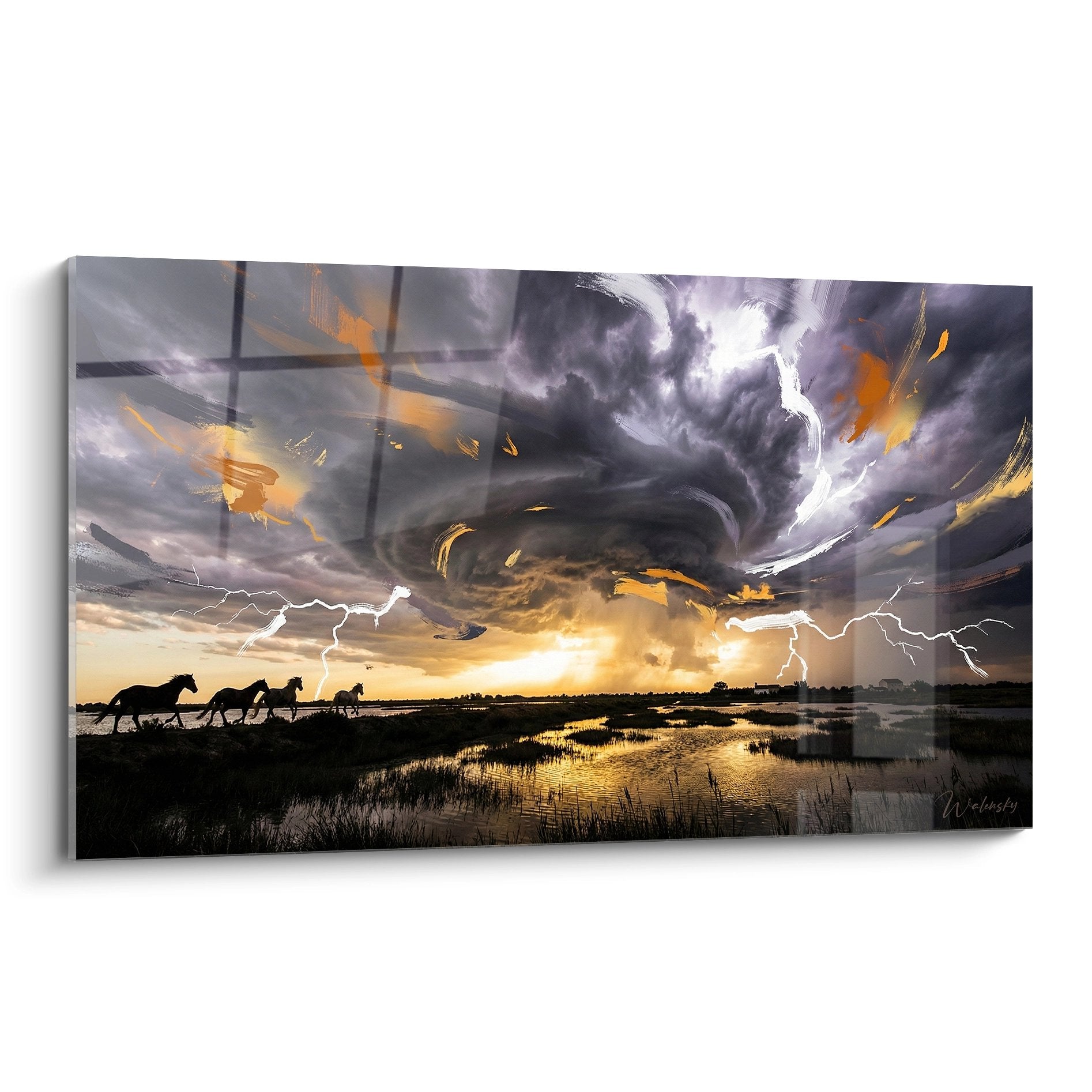 Tableau chevaux sauvages galopant sous orage en Camargue avec eclairs et reflets dores dans les marais