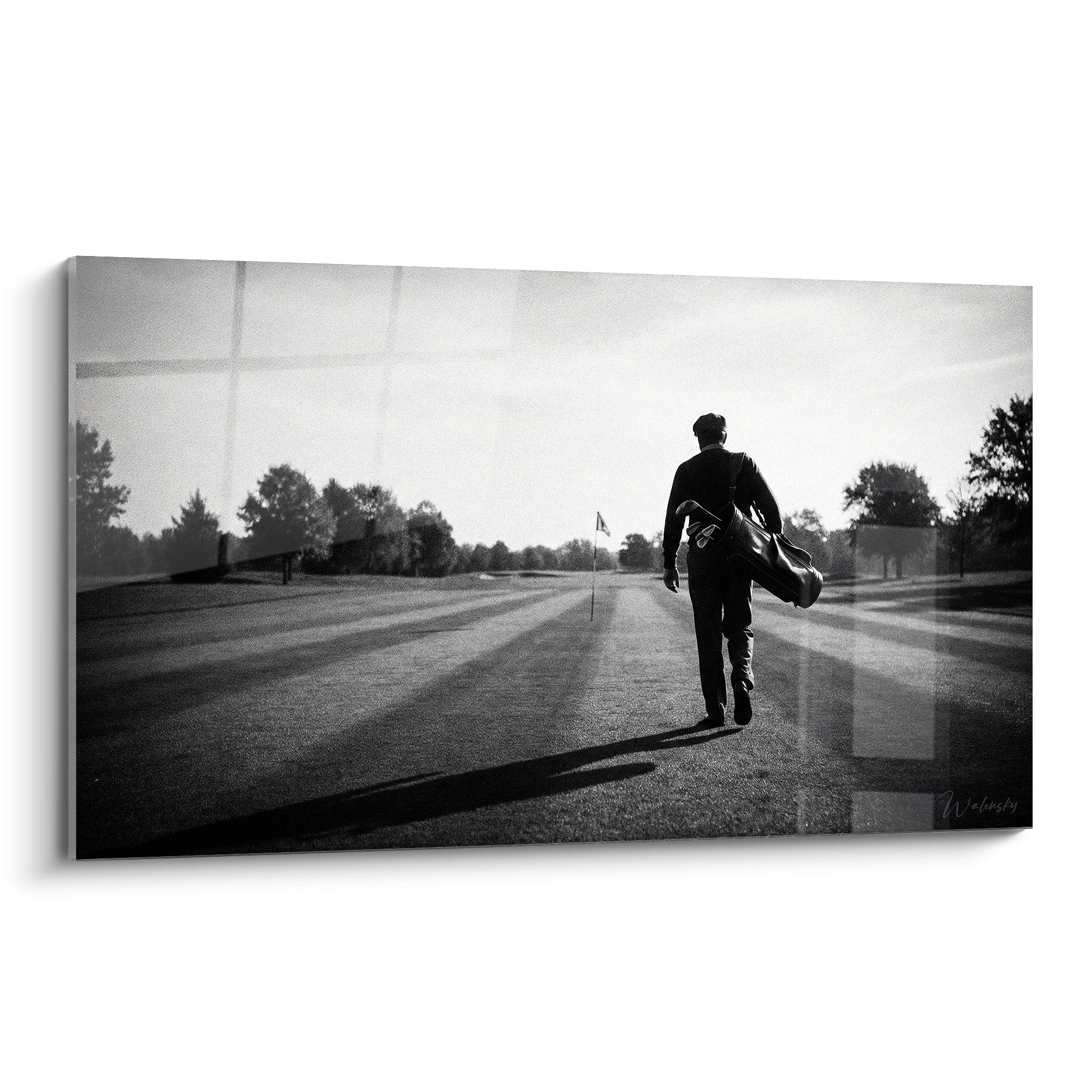 Tableau golf noir et blanc montrant un golfeur solitaire marchant sur le fairway avec son sac de golf