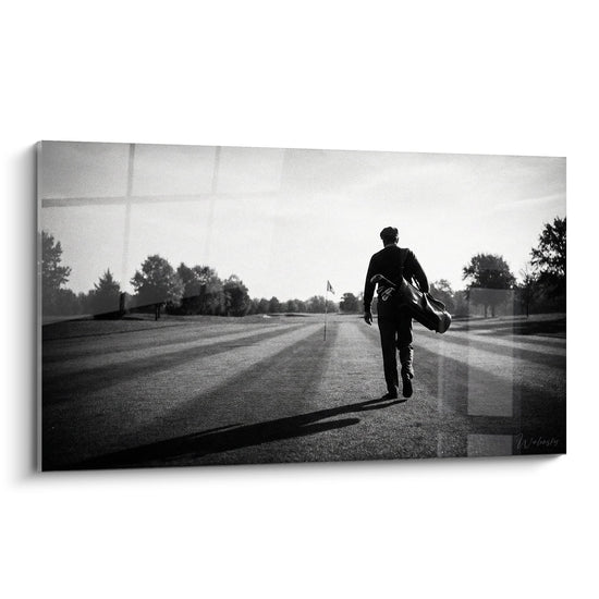 Tableau golf noir et blanc montrant un golfeur solitaire marchant sur le fairway avec son sac de golf