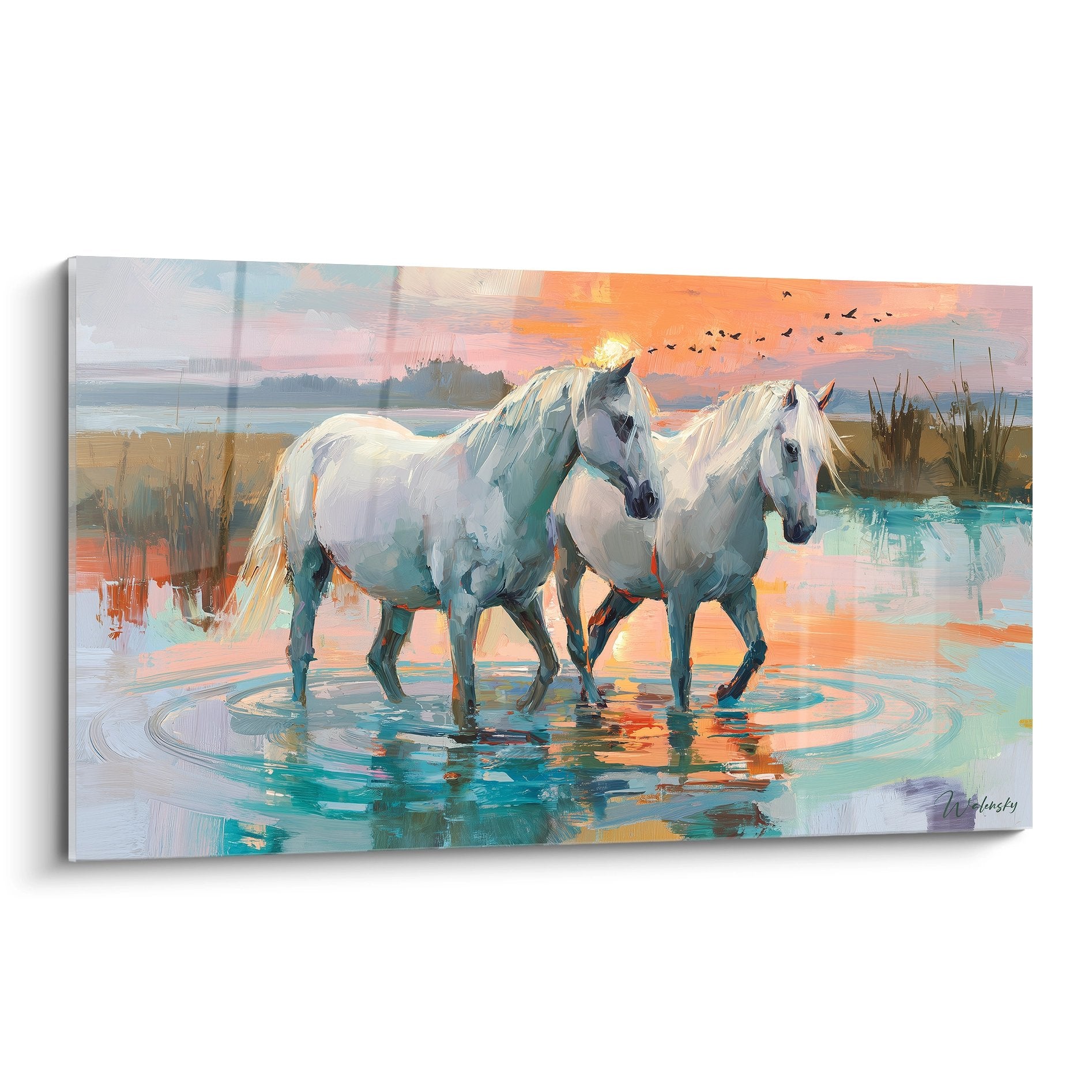 Tableau de deux chevaux blancs de Camargue dans l'eau au lever du soleil avec reflets oranges