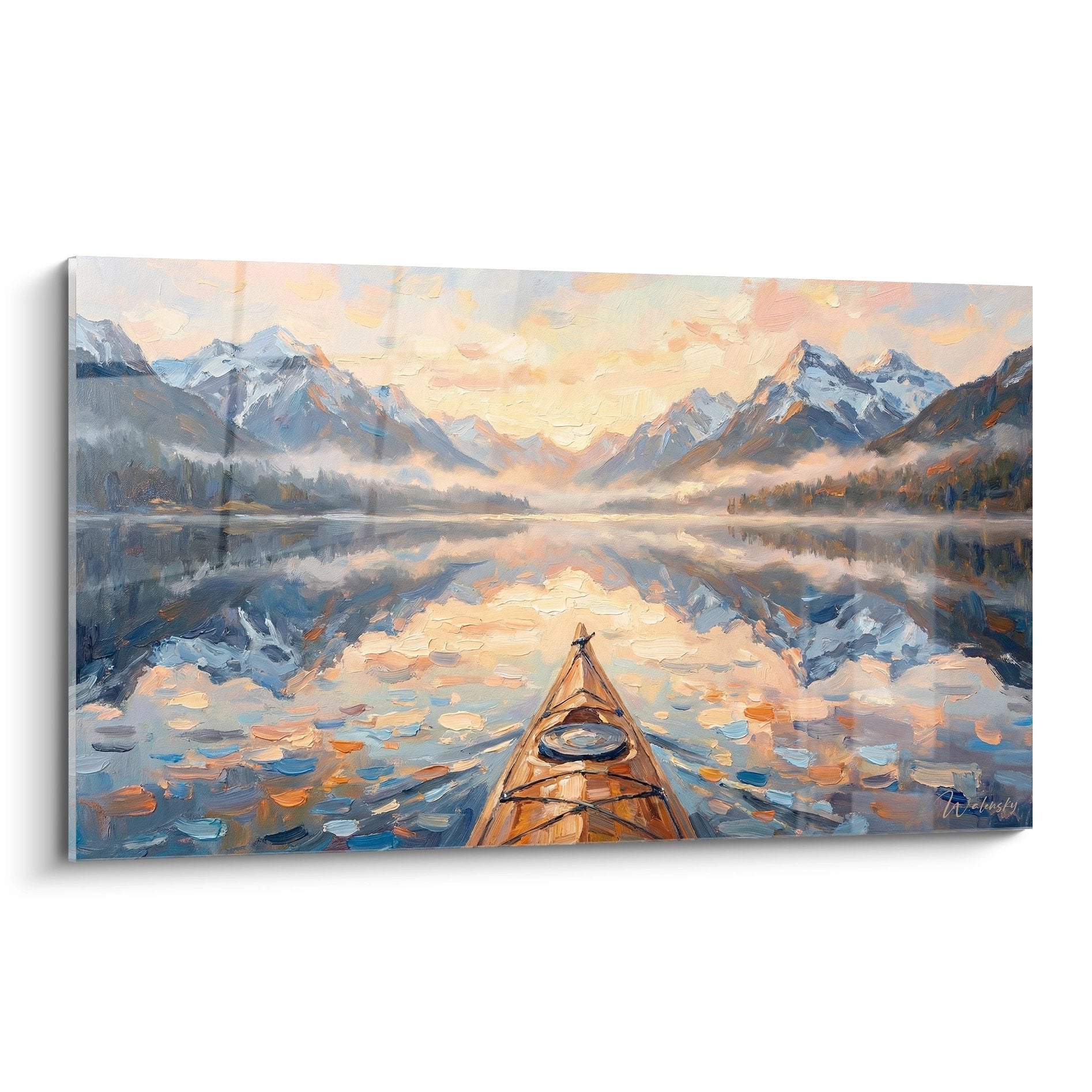 Tableau kayak sur lac de montagne avec reflets dorés du coucher de soleil et sommets enneigés en arrière-plan