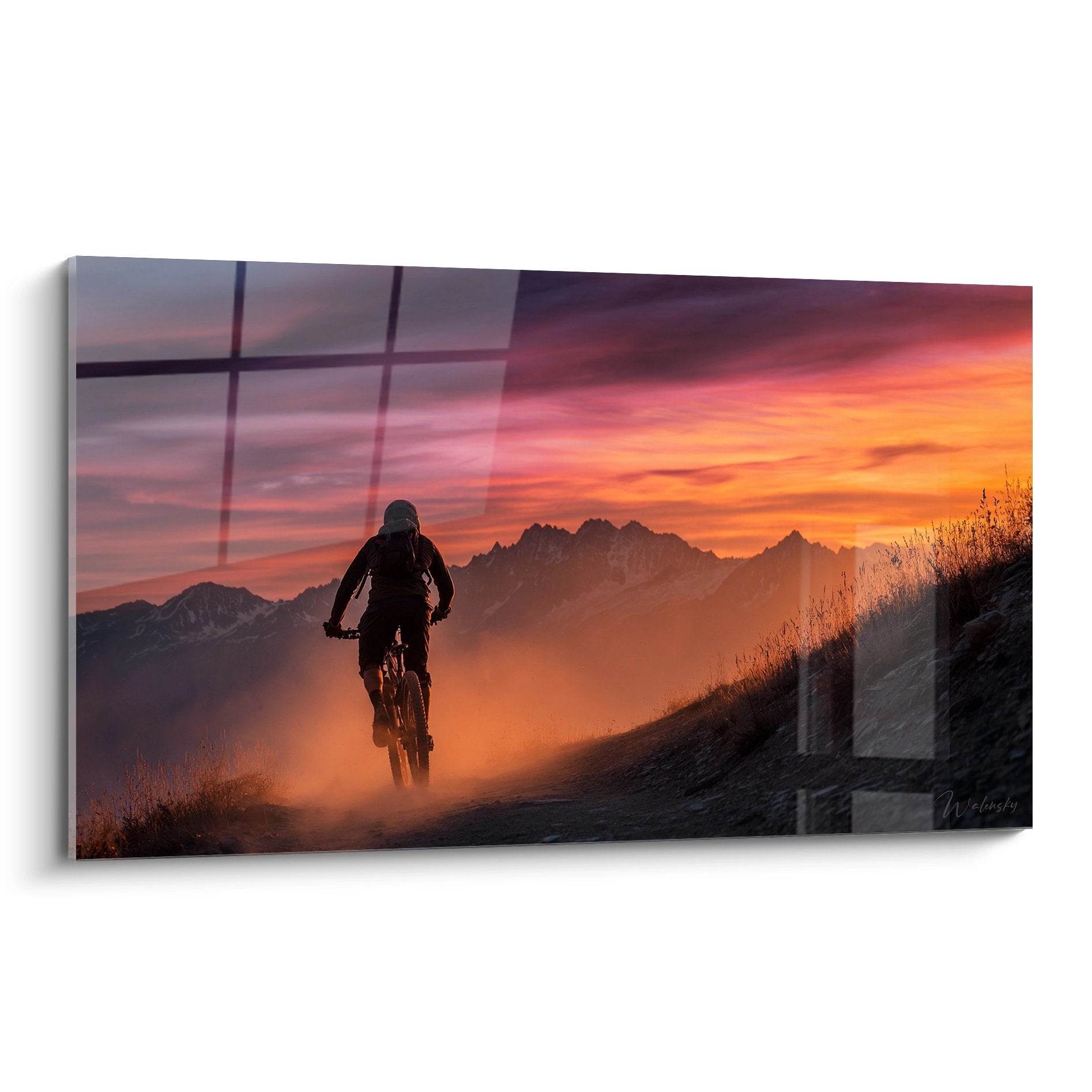 Tableau mural VTT showing rider silhouette against mountain sunset with orange and purple sky colors