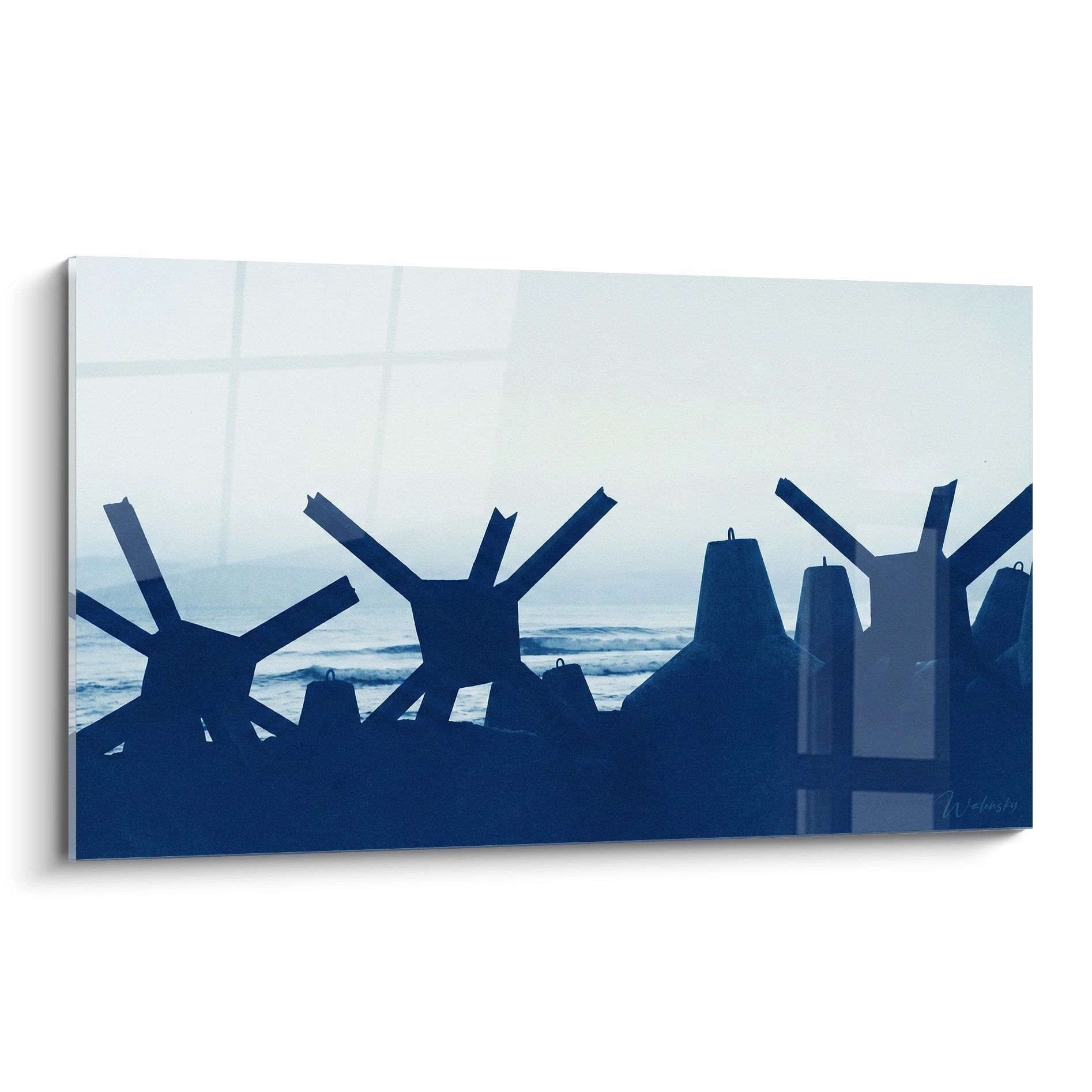 Tableau silhouettes bleues tetrapodes normandie face ocean defenses cotieres art mural moderne decoration