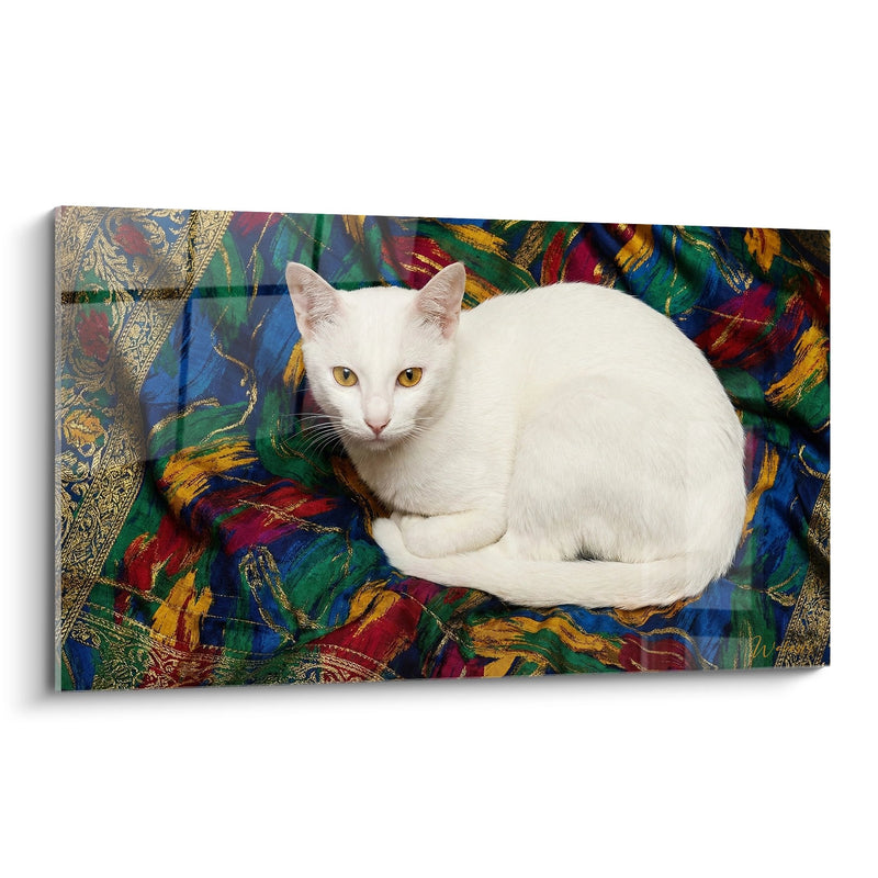 Gemälde Weiße Katze mit Goldenen Augen auf farbigem Stoff - Orientalische Eleganz - Edition Khao Manee