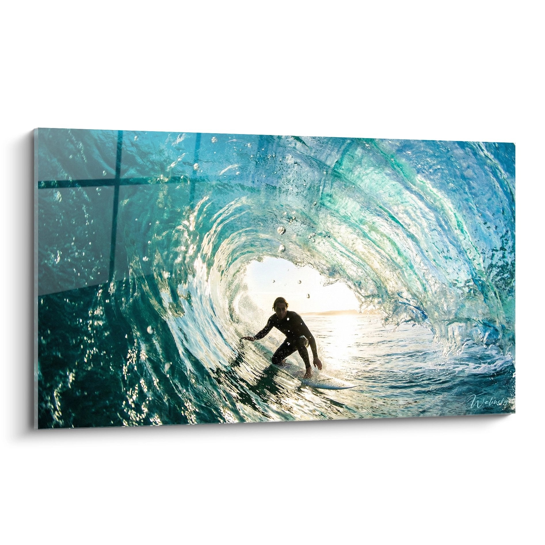 Tableau surf montrant un surfeur dans le tube d'une vague turquoise avec lumière dorée - art mural barrel