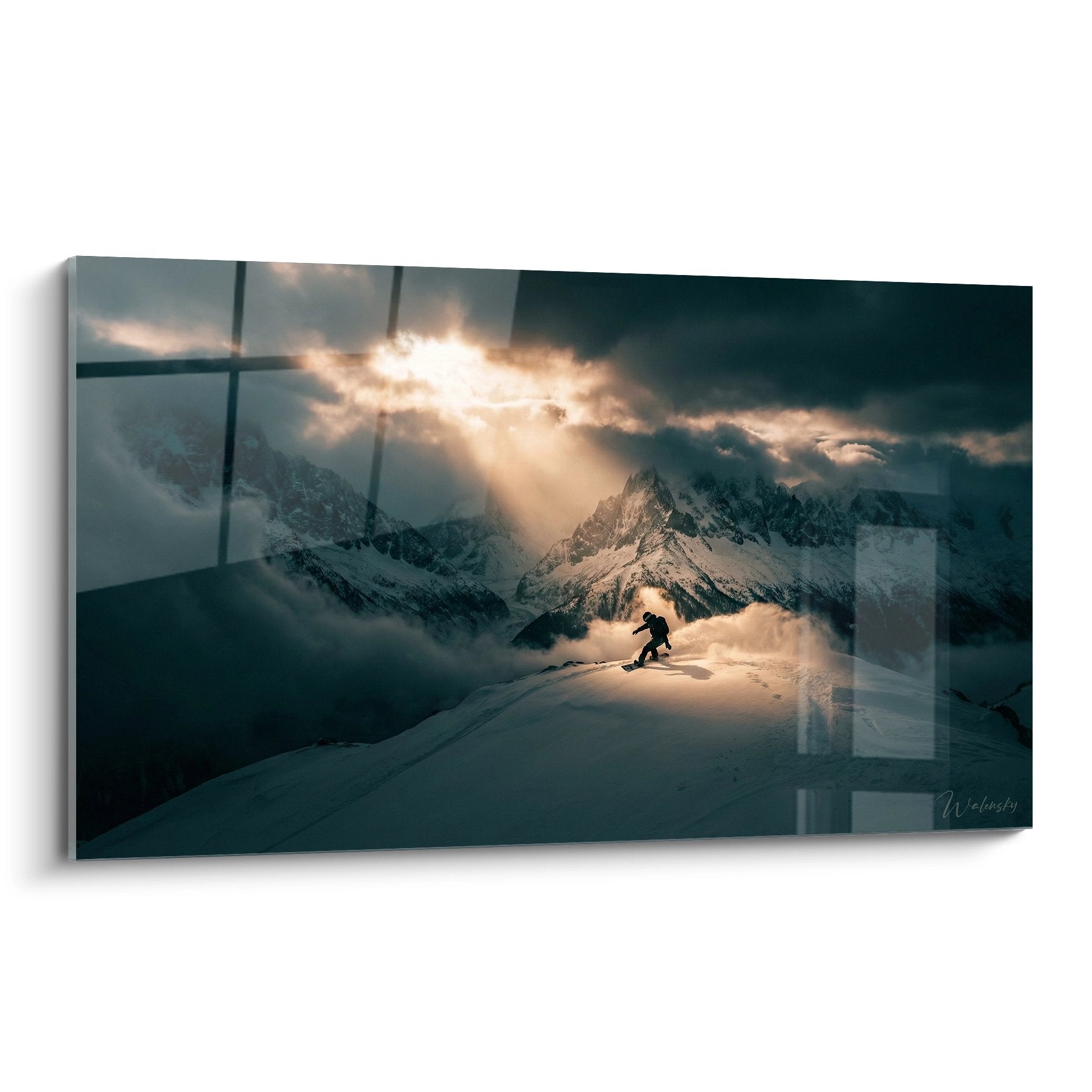 Tableau snowboard montagne dramatique avec rider sur crête enneigée sous ciel orageux et rayons dorés