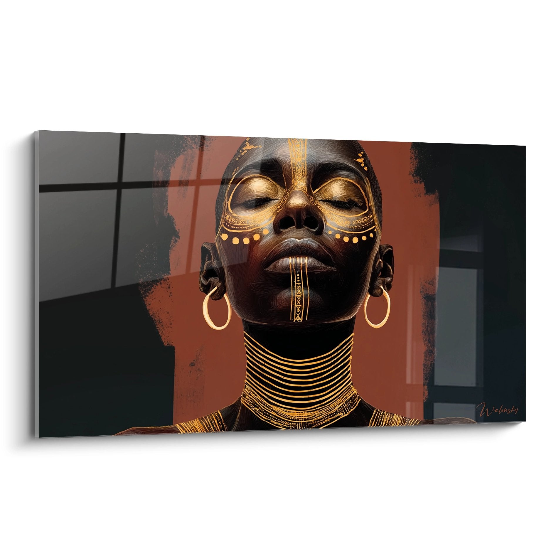 Quadro ritratto donna africana con ornamenti dorati e gioielli tradizionali su fondo ocra rosso