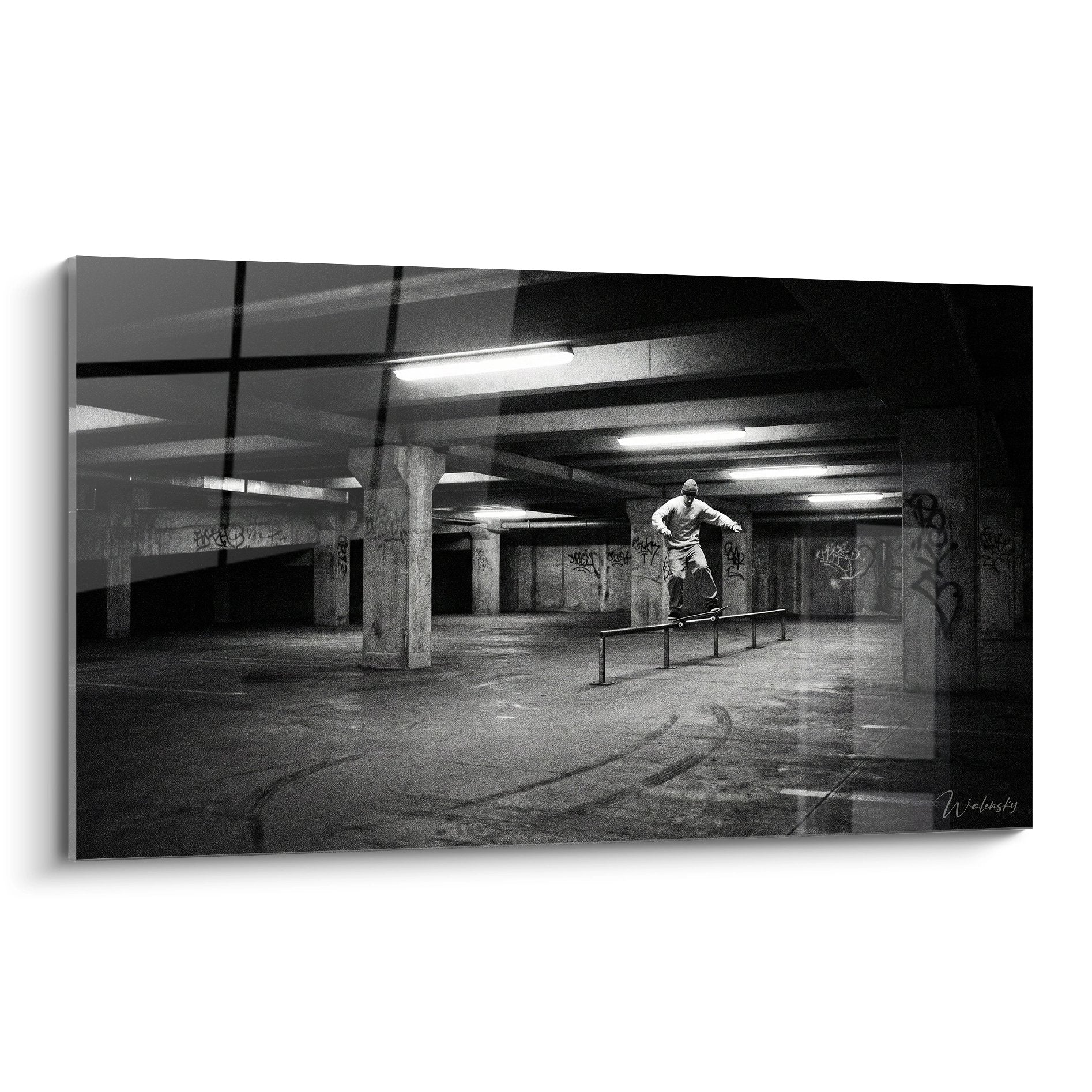 Tableau noir et blanc skateur trick rail parking souterrain graffitis atmosphere underground skateboard urbain