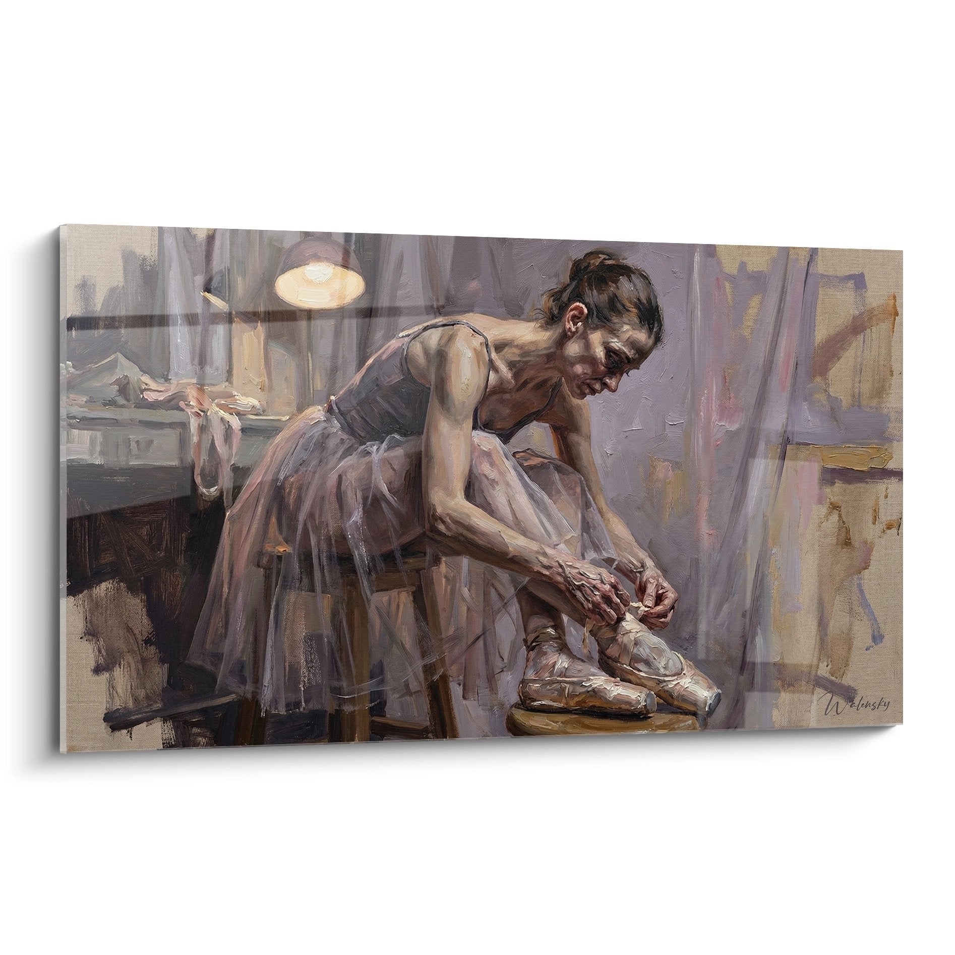 Quadro ballerina in tutù rosa che si prepara nel suo camerino, regolando le sue scarpette da danza