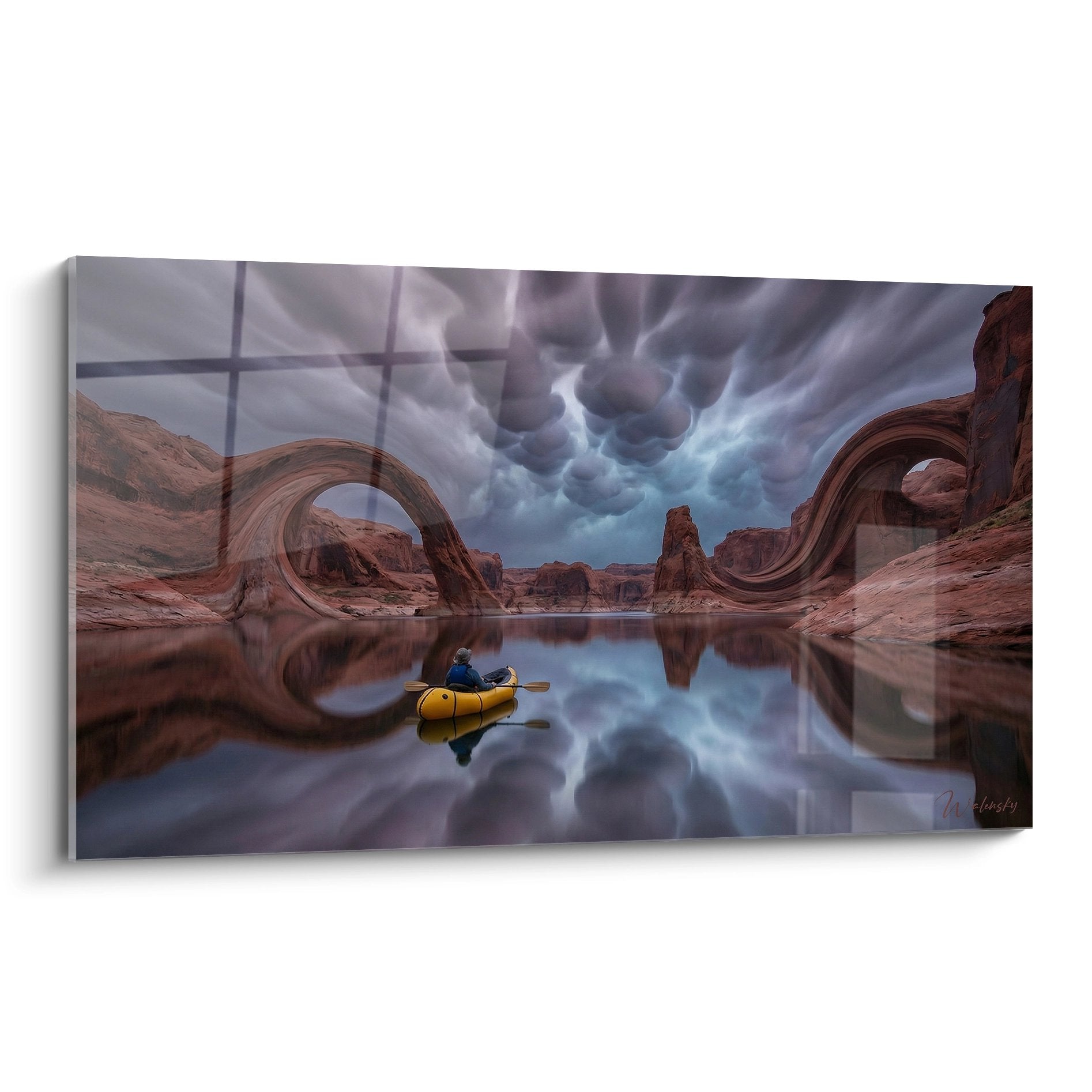 Tableau kayak avec kayakeur en jaune naviguant entre arches rocheuses tordues sous ciel dramatique avec reflets