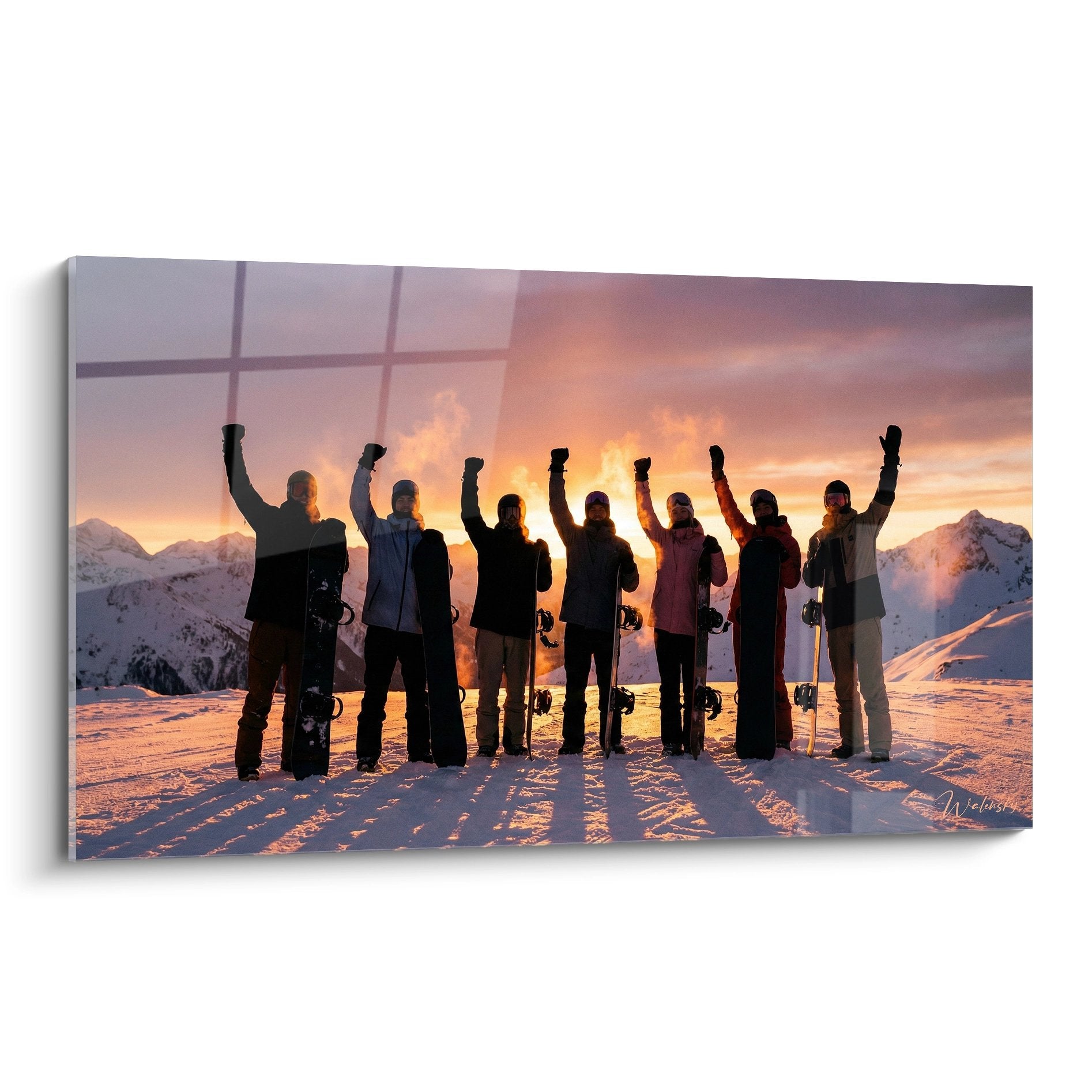 Tableau snowboard groupe de riders celebrant victoire coucher soleil montagne enneigee