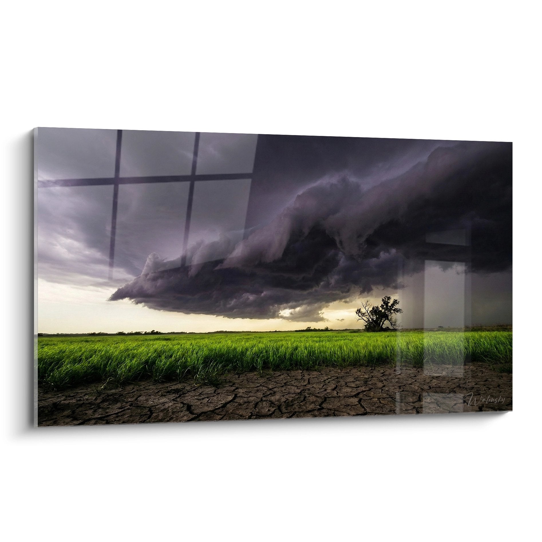 Tableau orage dramatique avec nuages violets menaçants au-dessus prairie verte et sol craquele Normandie