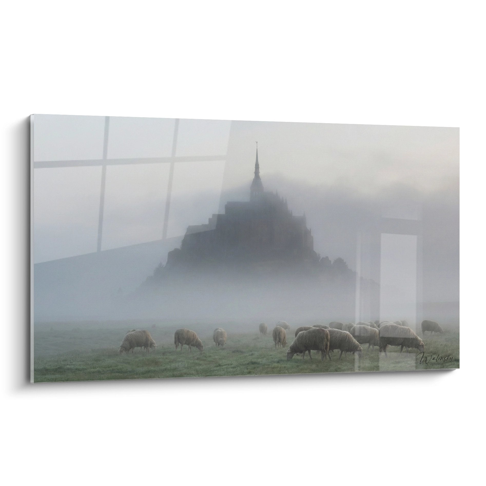 Tableau Mont-Saint-Michel emergent de la brume matinale avec troupeau de moutons dans les pres sales normands