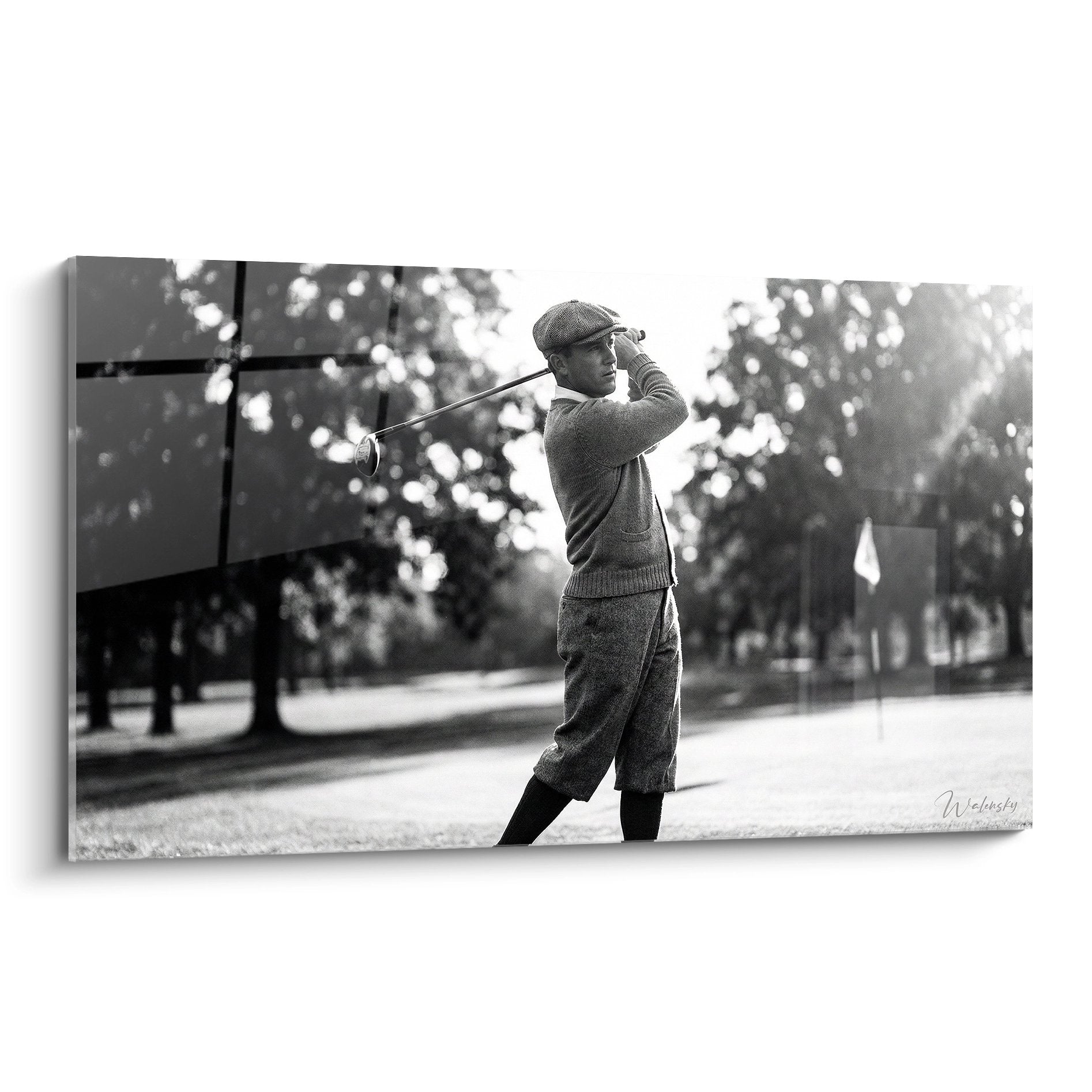 Tableau golf vintage noir et blanc montrant un golfeur en tenue classique effectuant un swing elegant