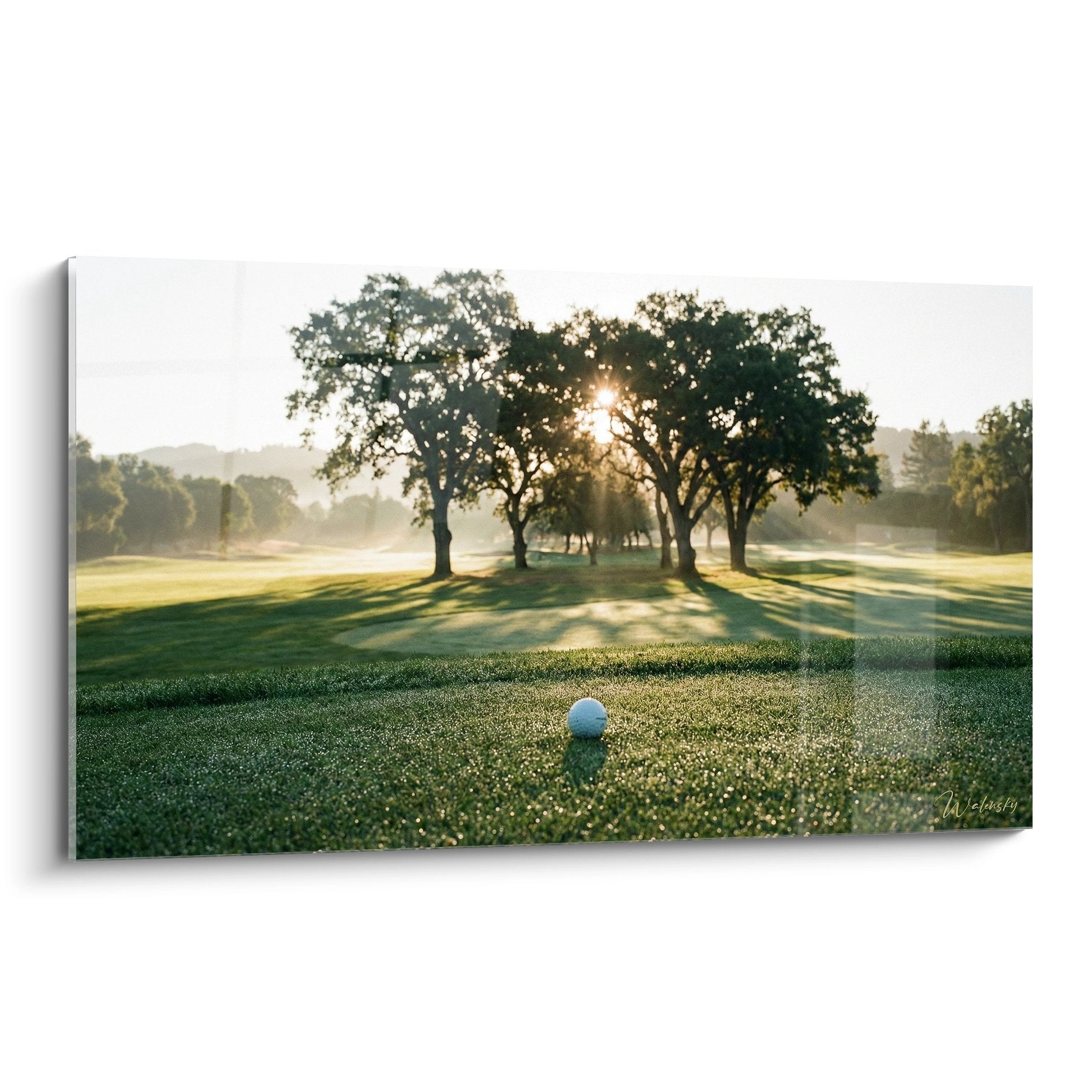 Tableau golf lever de soleil avec balle sur green et arbres dorés dans lumière matinale paisible