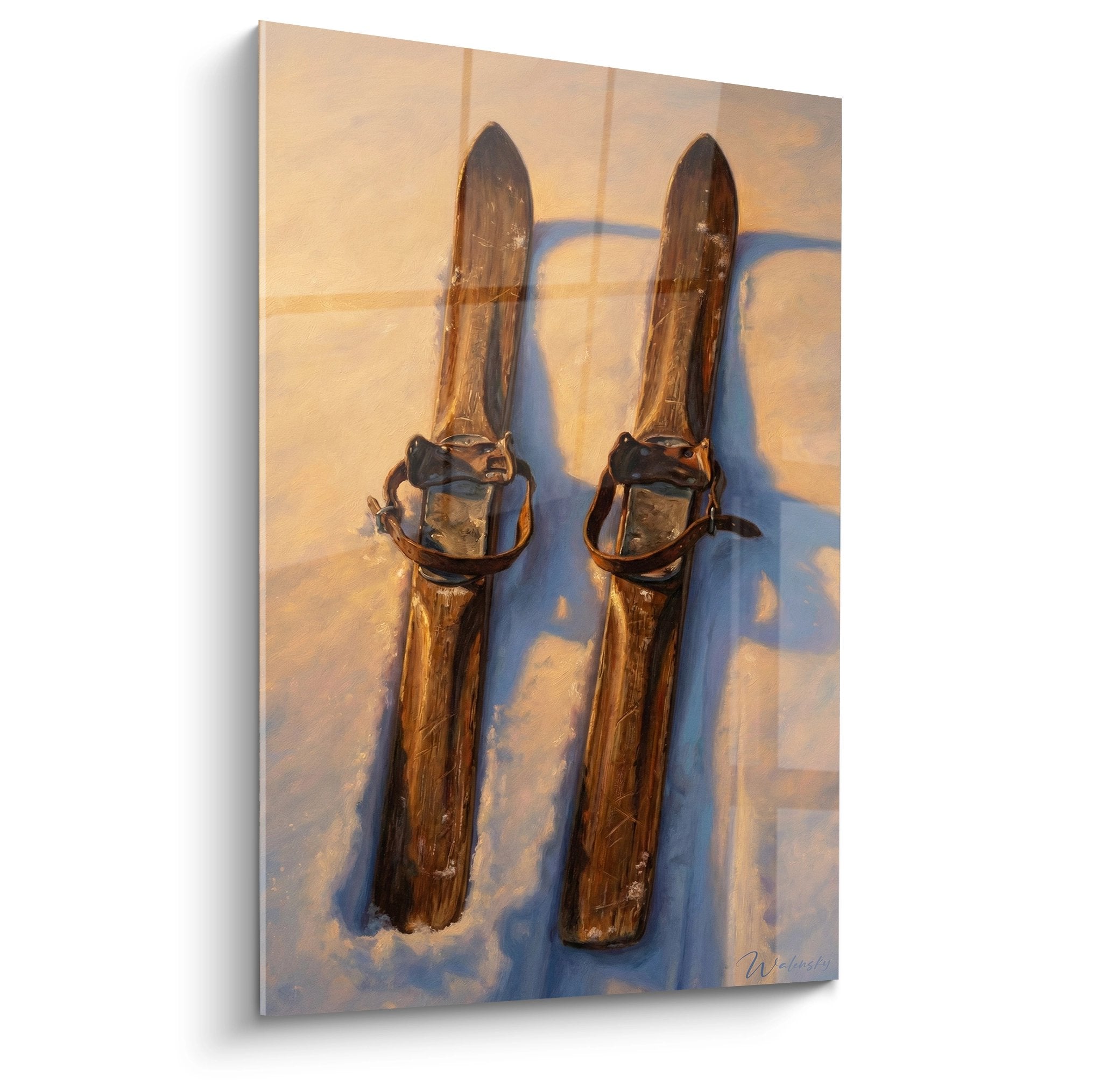 Tableau skis vintage en bois avec fixations anciennes posés sur neige, peinture réaliste art montagne chalet