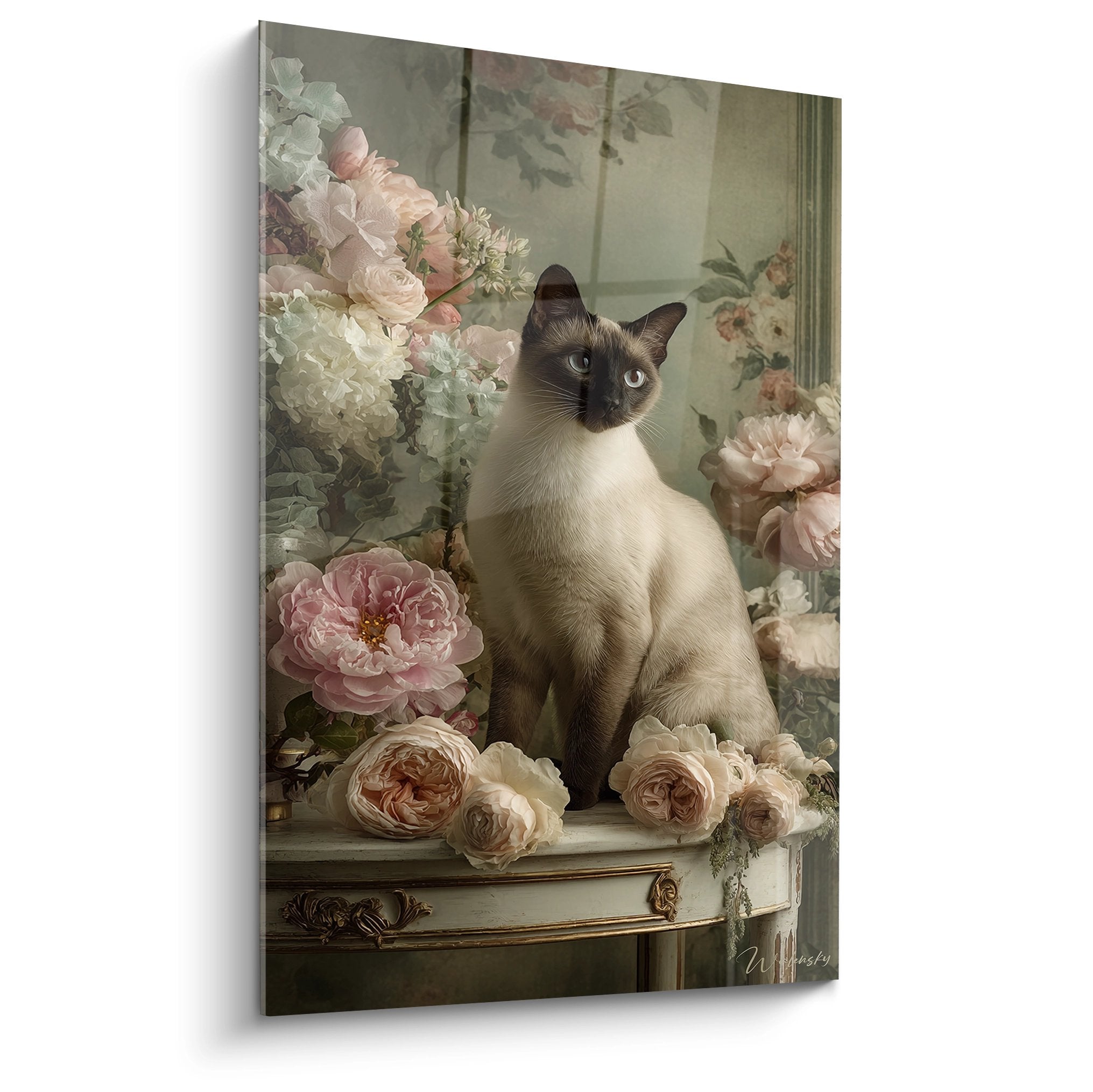 Chat balinais seal point assis parmi des pivoines roses et blanches sur meuble ancien style vintage