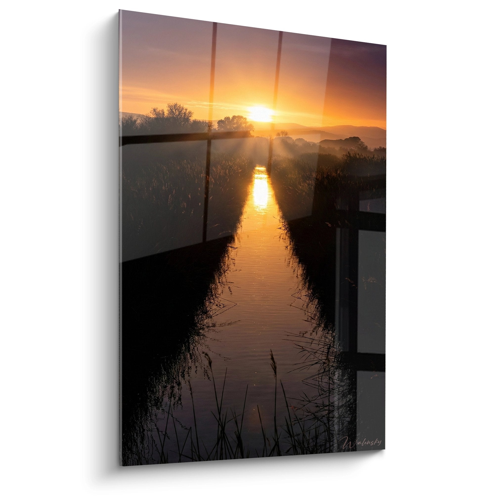 Tableau canal camarguais au coucher de soleil avec reflets dores sur l'eau et vegetation des marais