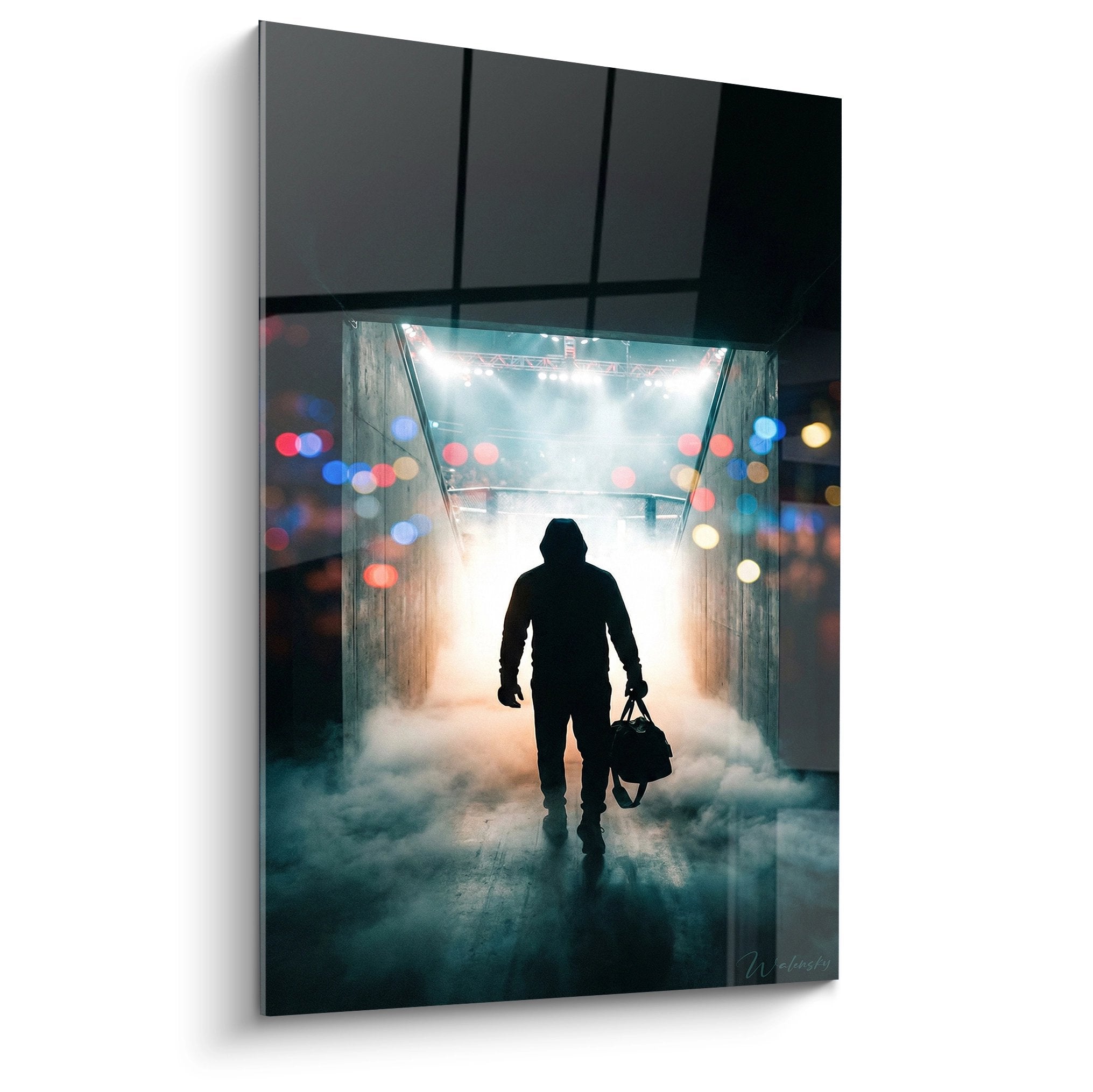 Tableau mural MMA montrant silhouette combattant dans tunnel d'entree avec lumieres colorees et fumee dramatique