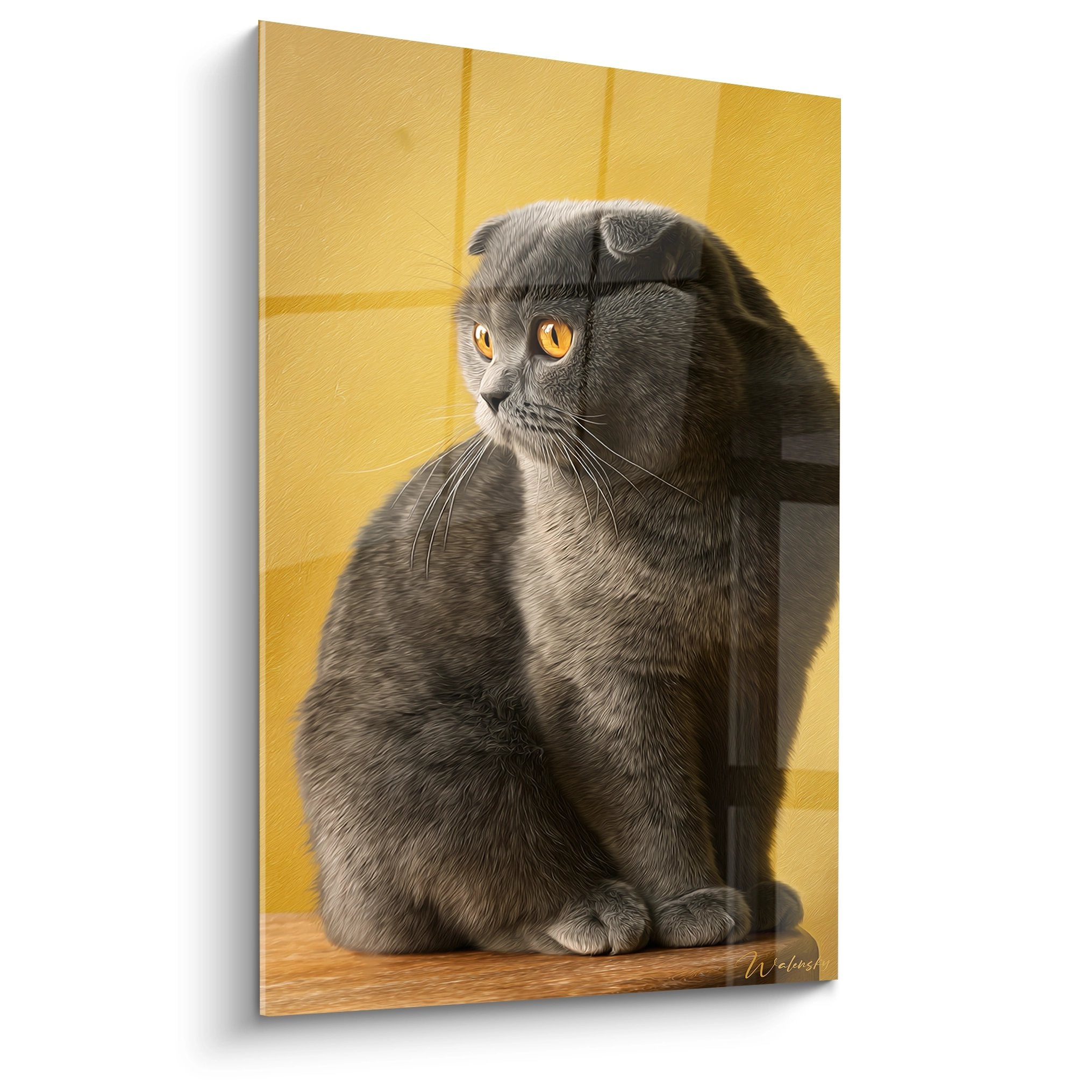 Tableau d'un chat Scottish Fold gris aux yeux dorés assis sur fond jaune, œuvre d'art félin décorative