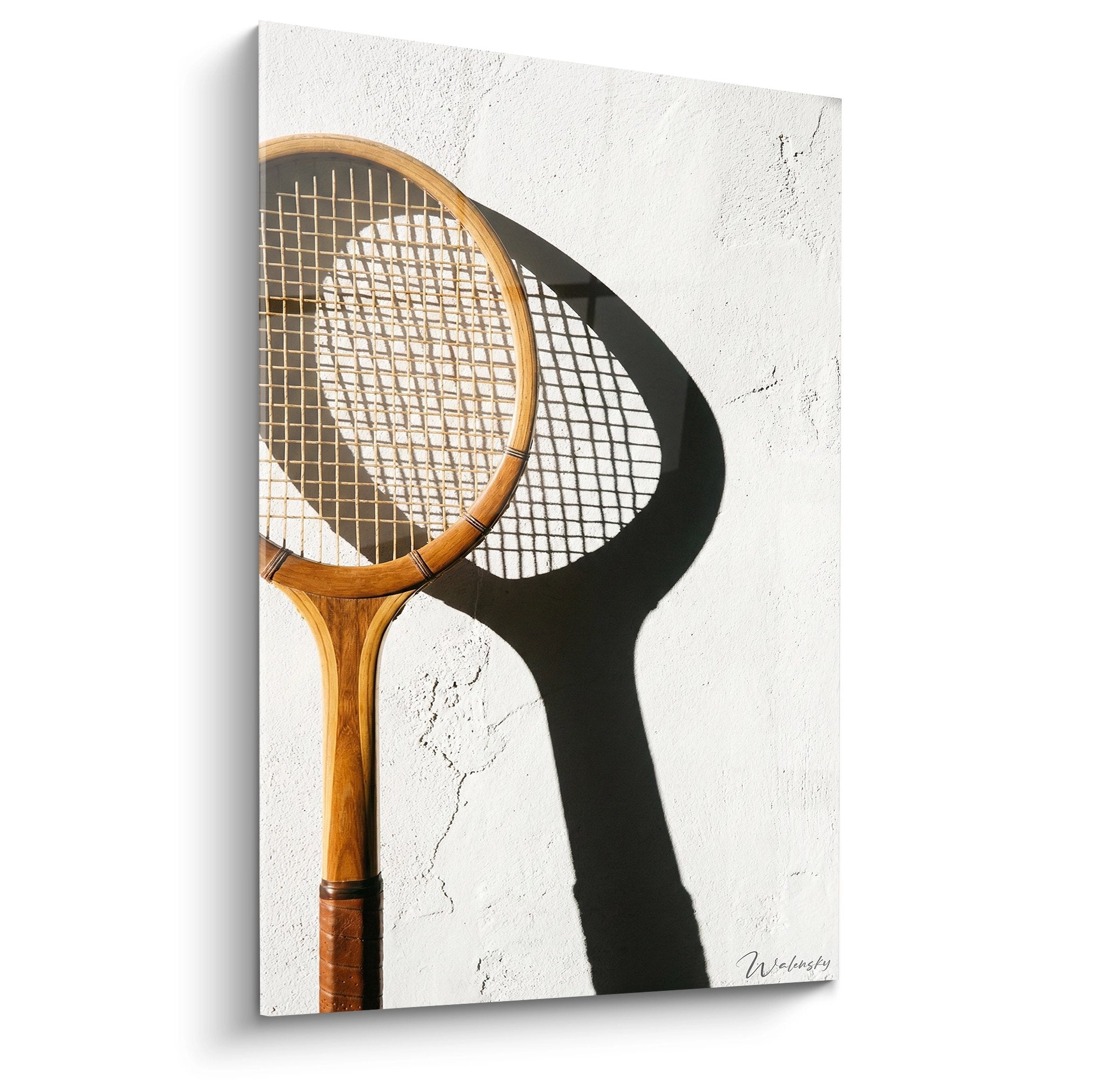Tableau mural raquette de tennis vintage en bois avec ombre portee sur mur blanc texture