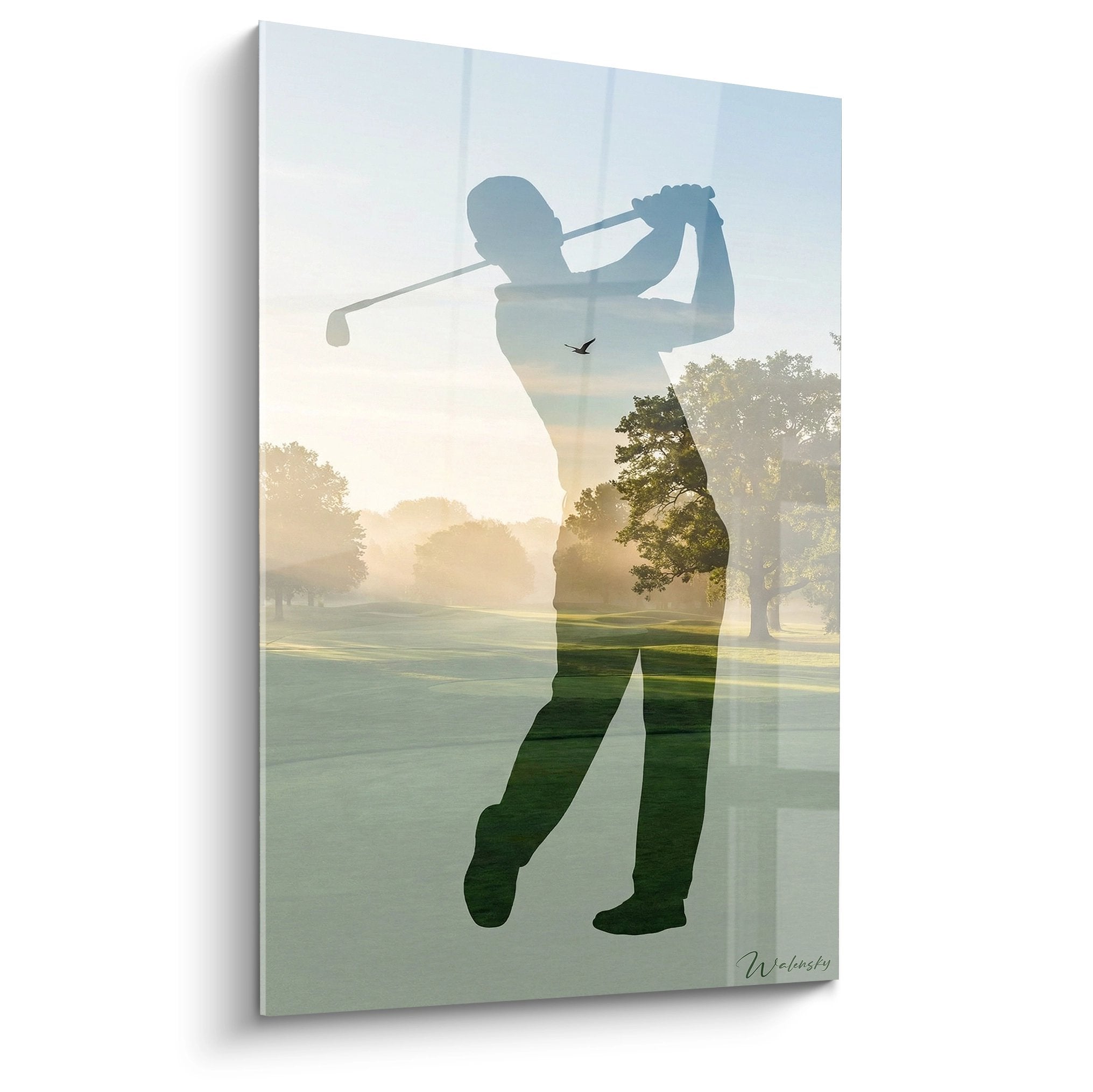 Tableau golf avec silhouette de golfeur en double exposition sur parcours verdoyant au lever du soleil