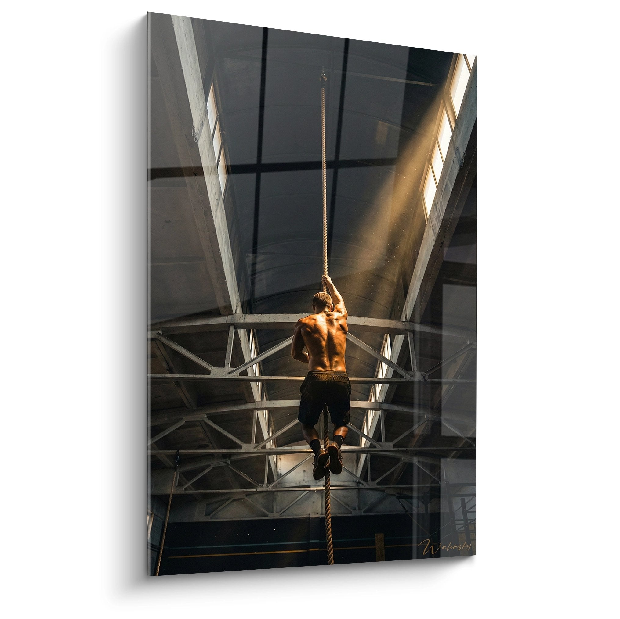 Tableau CrossFit montrant un athlete grimpant a la corde dans structure industrielle avec lumiere doree dramatique