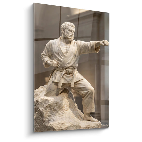 Tableau mural représentant une statue de maître karaté en marbre blanc dans une posture de combat traditionnelle
