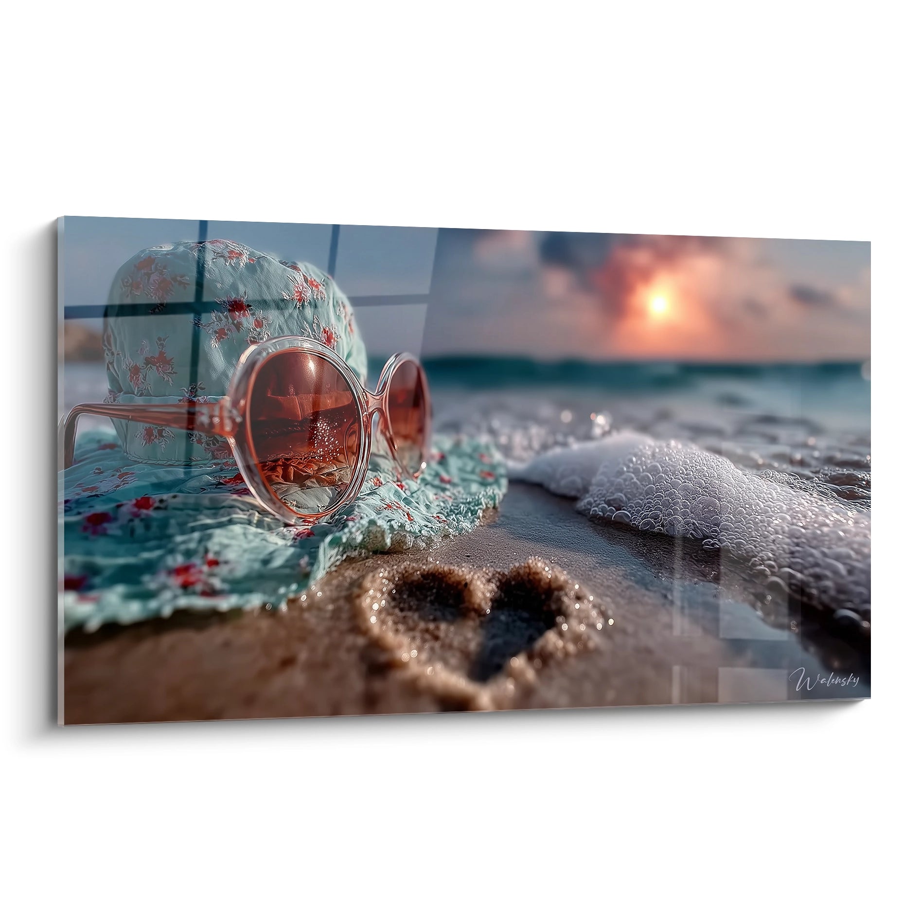 tableau mural lunettes de soleil photo Walensky chapeau floral lunettes posees sur plage coucher de soleil coeur dans sable