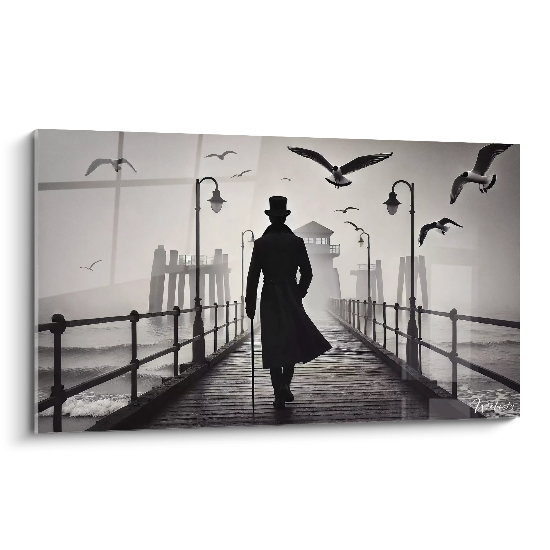 Tableau noir et blanc vu de biais montrant un pont déserté enveloppé de brume, silhouette solitaire et mouettes en contraste, avec des détails texturés réalistes et une ambiance introspective.

