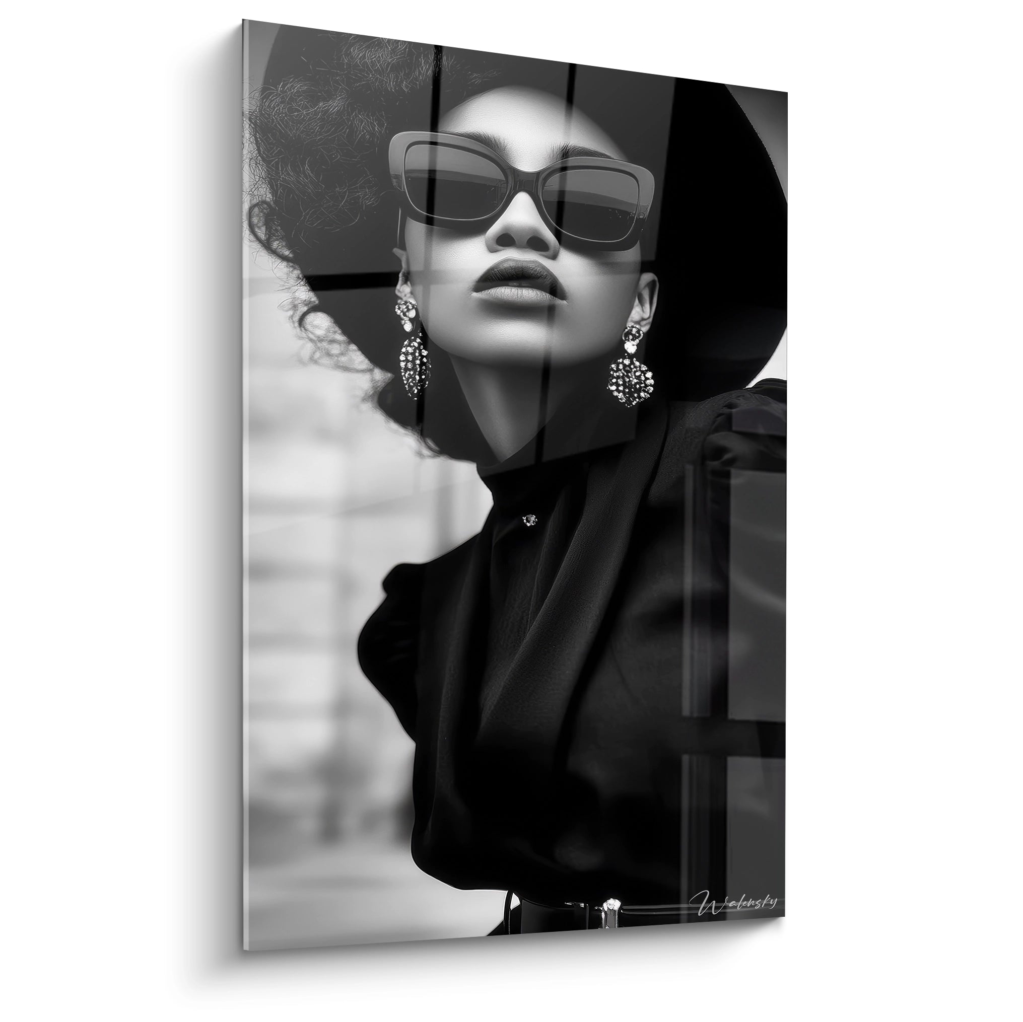 Tableau mode noir et blanc représentant une femme élégante avec des lunettes de soleil et un chapeau