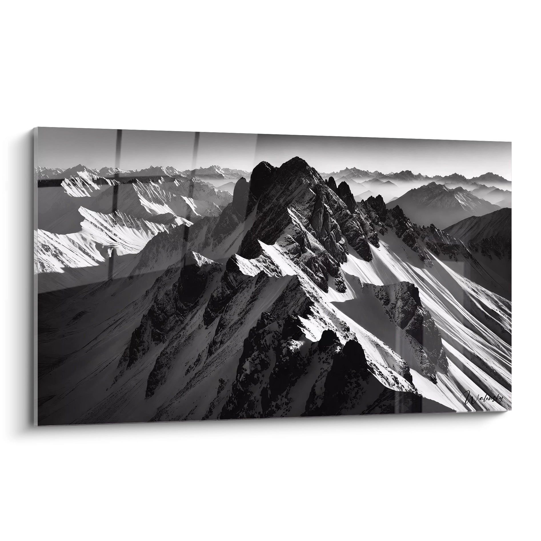 Découvrez ce tableau hiver en biais, révélant la puissance et la solitude des sommets enneigés. Les contrastes en noir et blanc accentuent la beauté dramatique du paysage.

