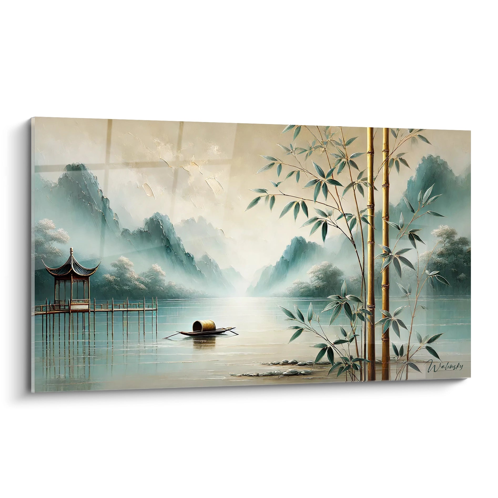 Tableau peinture chinoise vue de biais capturant une matinée calme au bord de l eau dans une brume douce. Atmosphère sereine entre montagnes floues et bambous en premier plan.

