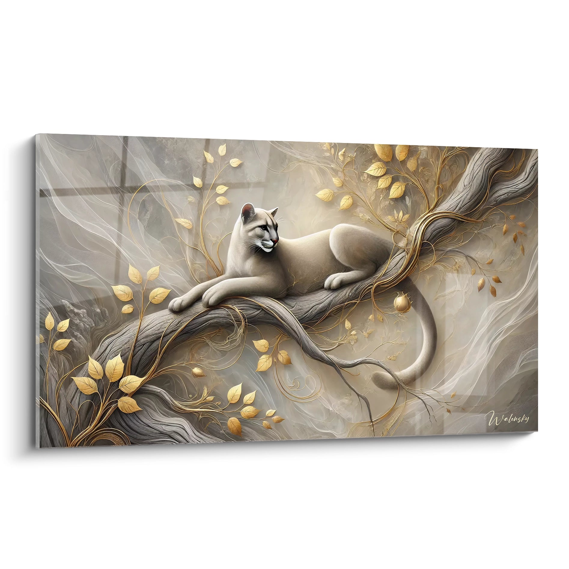 Vue de biais du tableau puma : les teintes beiges et grises se melent harmonieusement a des touches dorees pour creer une ambiance mysterieuse et enchanteresse ou le puma semble flotter.

