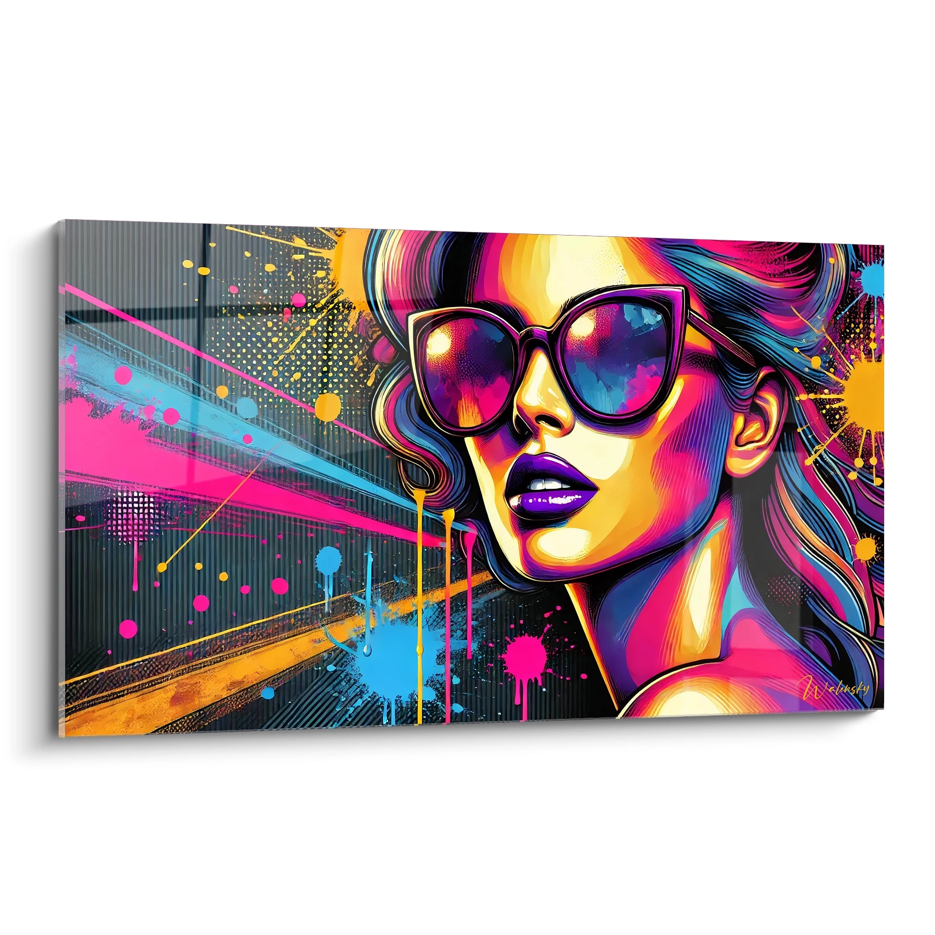 Tableau pop art ultra-coloré représentant une femme moderne avec des lunettes de soleil oversize. Vibrant mélange de couleurs bleu, rose, et violet, style années 80.