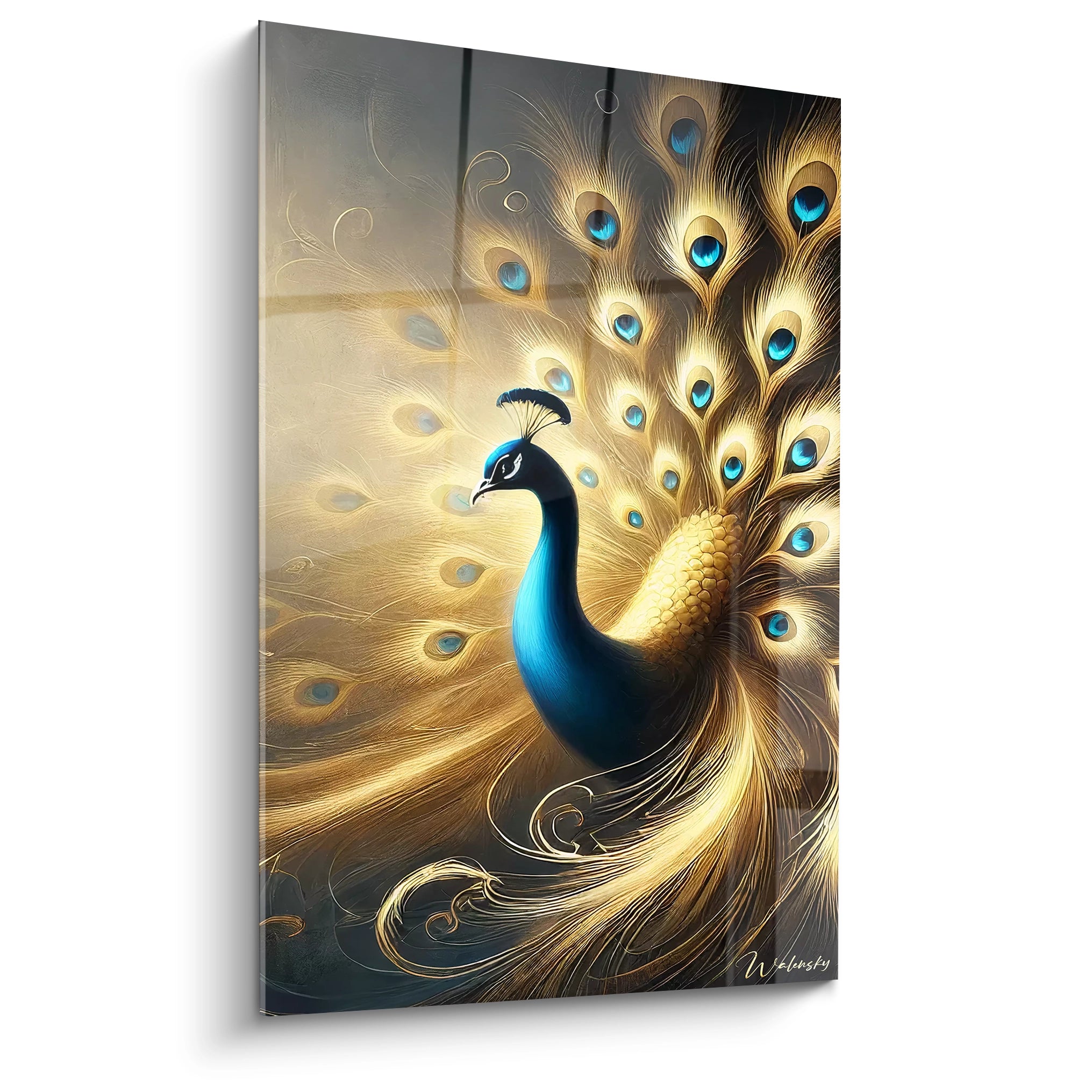 Découvrez ce tableau paon aux plumes dorées et bleu cobalt, capturé en vue de biais pour apprécier les détails lumineux et la fluidité des motifs dans une ambiance élégante et moderne.

